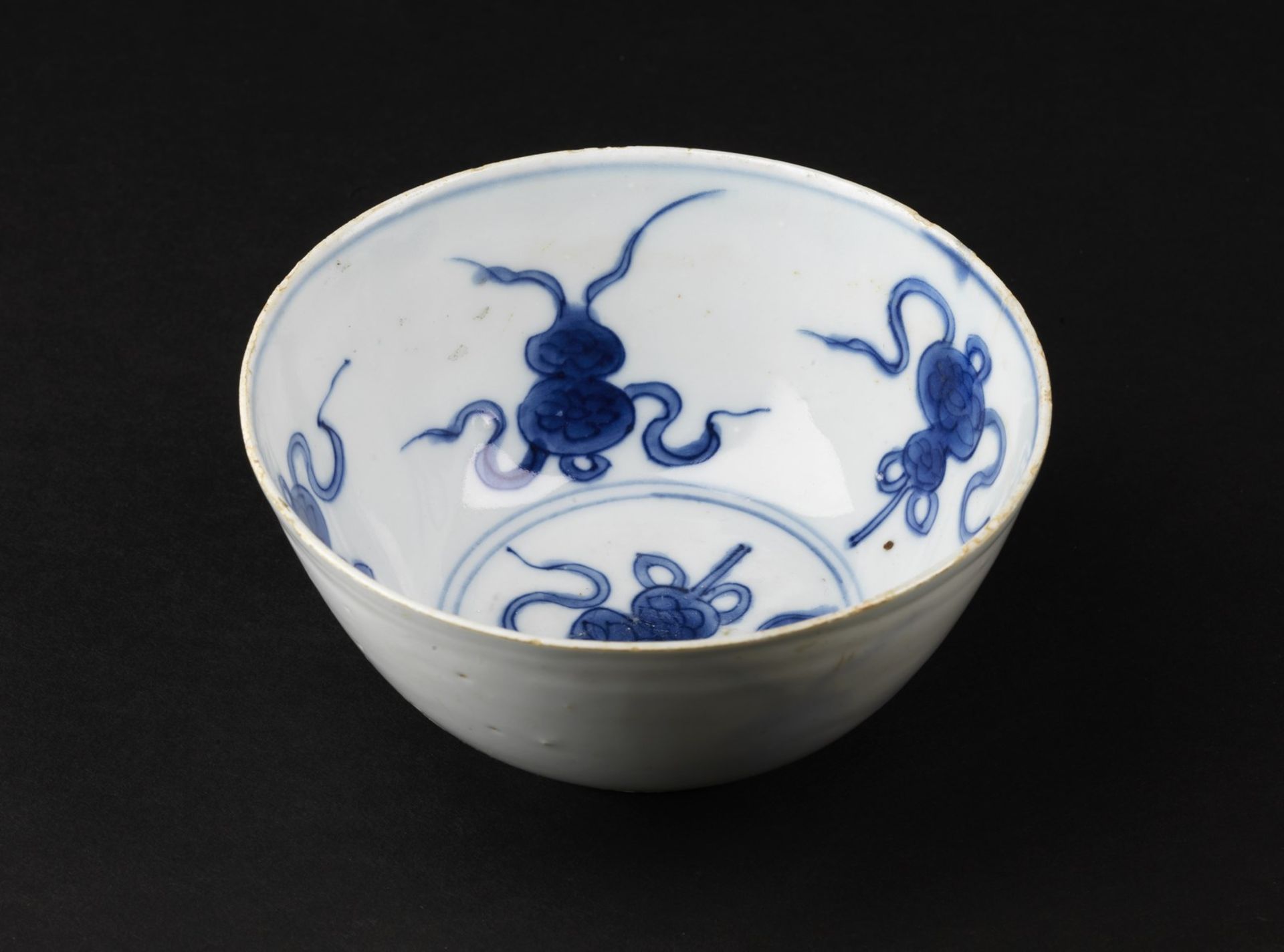 Arte Cinese A blue and white porcelain cup painted with double gourd motif and bearing a jade pavil