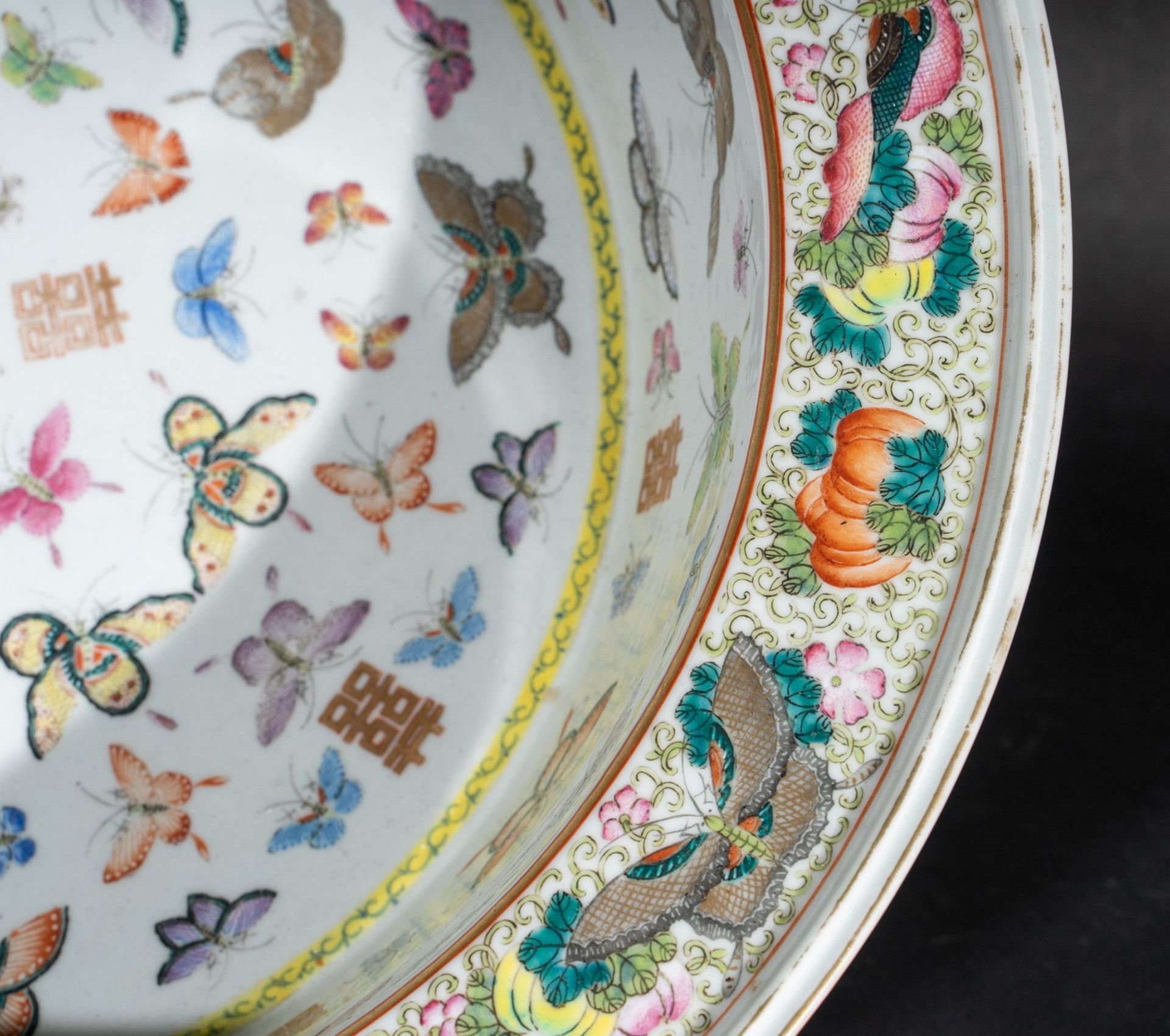 Arte Cinese A large pottery basin painted with flowers and butterflies, bearing a Tongzhi six chara - Bild 3 aus 5