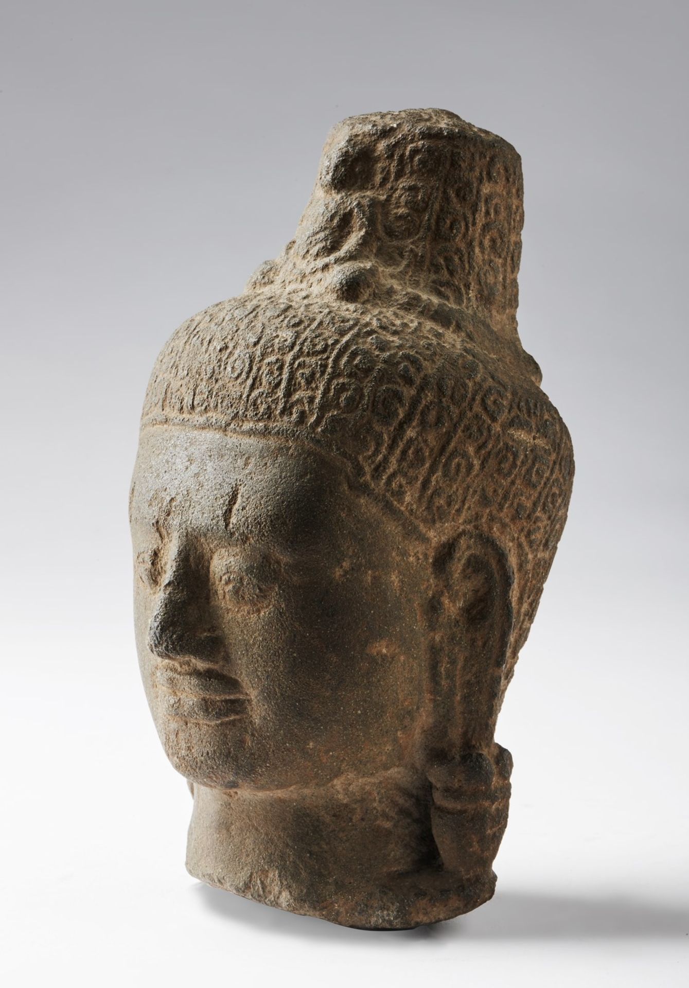 Arte Sud-Est Asiatico A grey stone head of Avalokitesvara Cambodia, Khmer dynasty . - Bild 4 aus 5