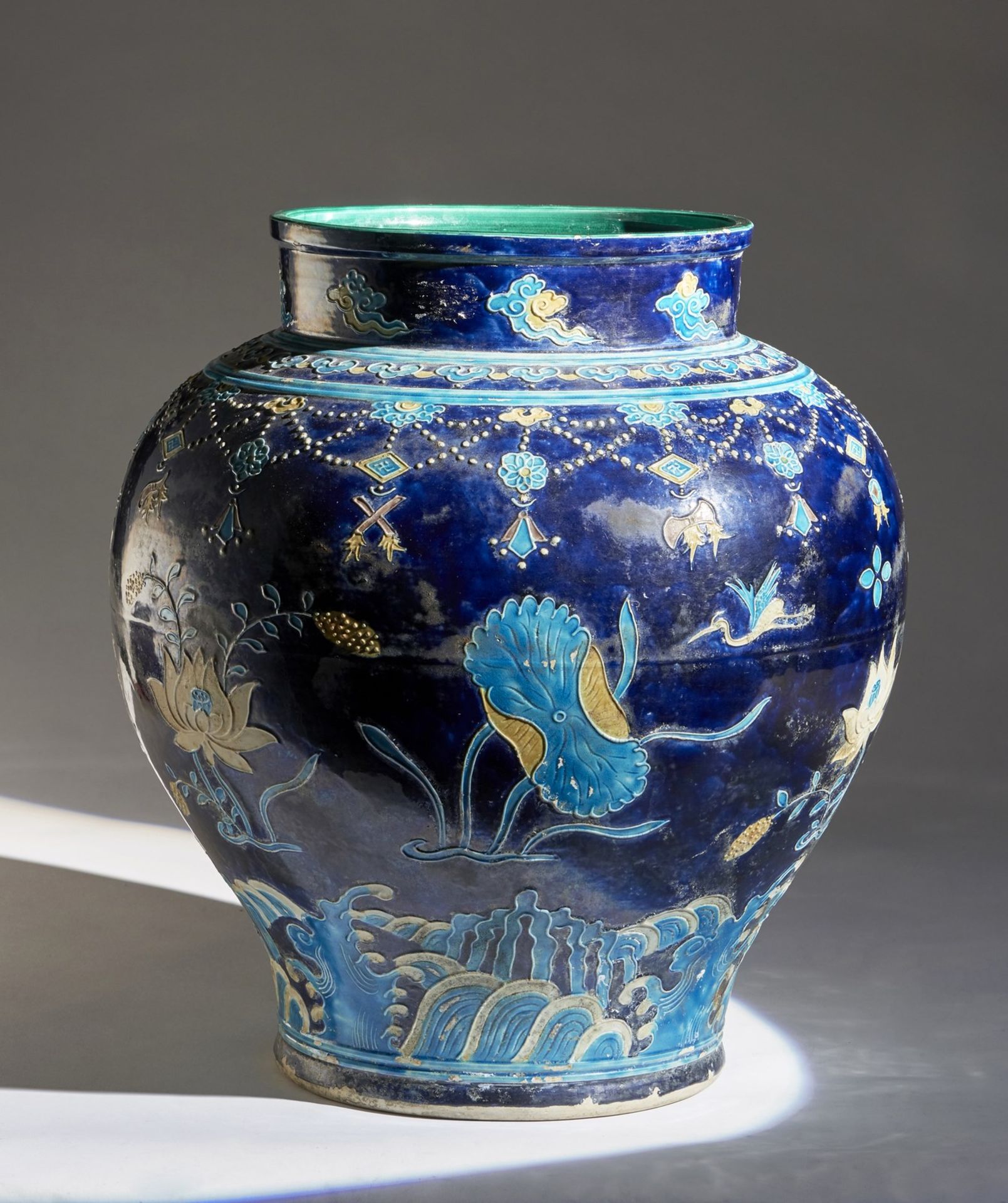 Arte Cinese A large fahua pottery jarChina, Ming dynasty, 17th century . - Bild 2 aus 5