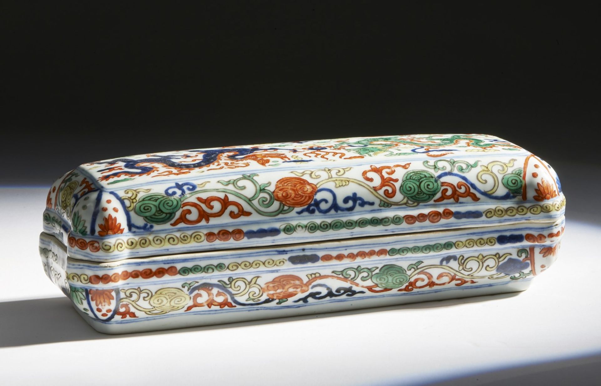Arte Cinese A wucai porcelain box and cover China, Qing dynasty or later . - Image 2 of 4