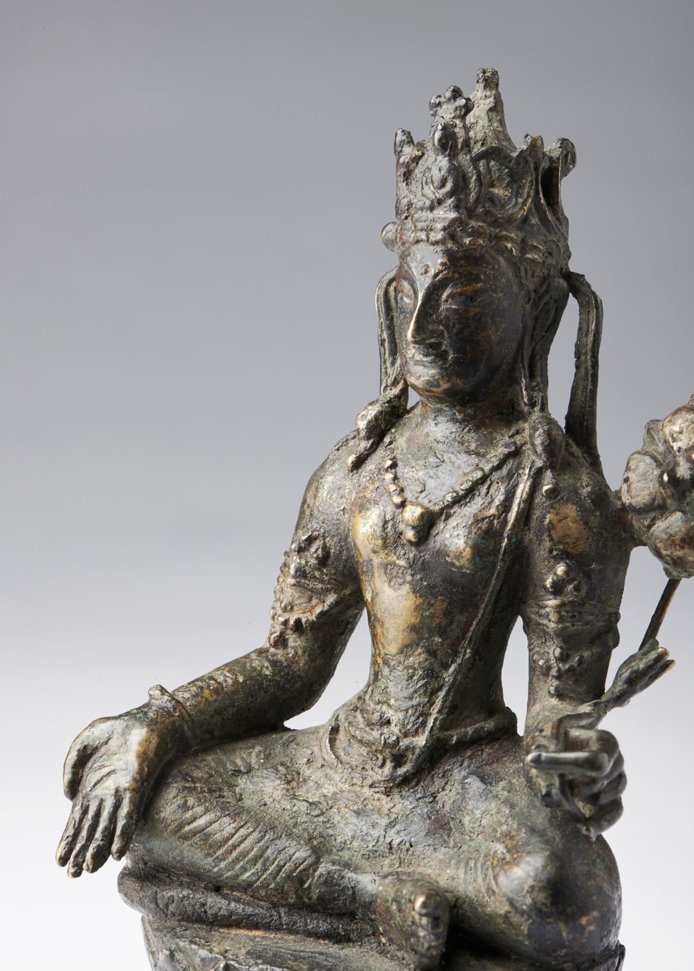 Arte Himalayana A bronze figure of Avalokitesvara Pakistan, Swat Valley, 7th-9th century . - Bild 5 aus 6