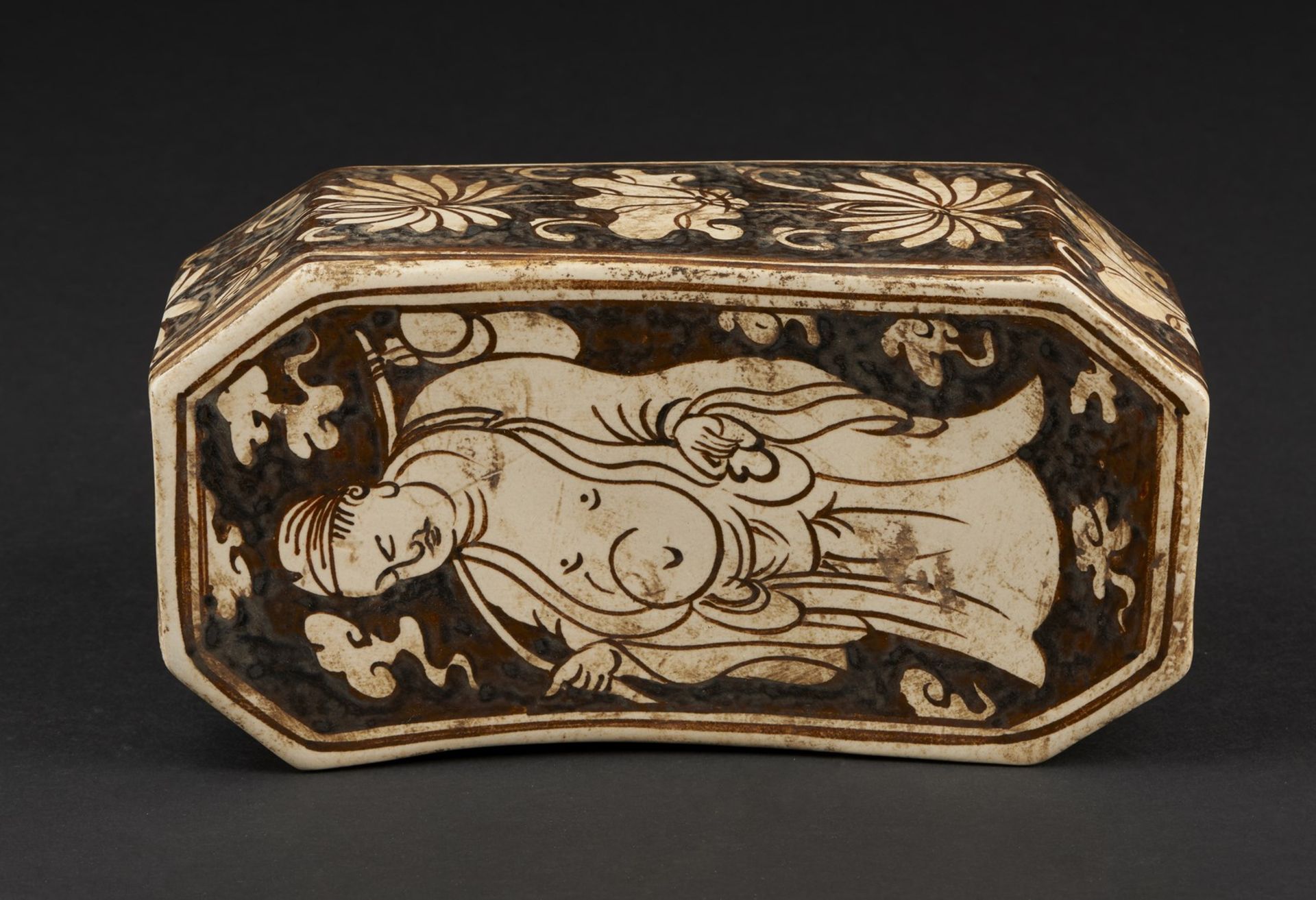 Arte Cinese A cizhou pottery headrest decorated with Lohan China, Ming dynasty or later . - Bild 5 aus 6