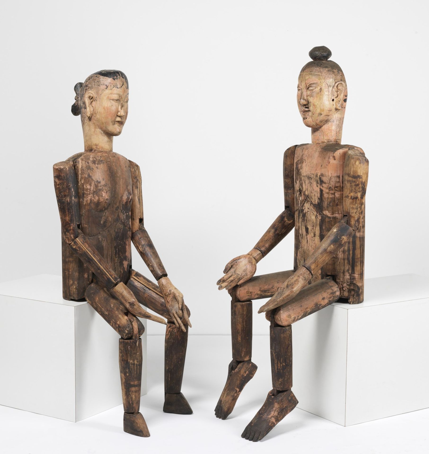 Arte Cinese A pair of articulated wooden mannequins China, Qing dynasty, 19th century .