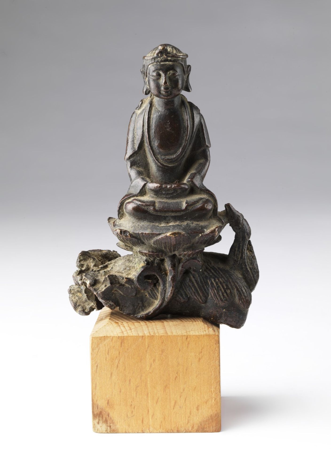 Arte Cinese A small bronze fragment portraying Manjusri seated on a lion China, Ming dynasty, 16th