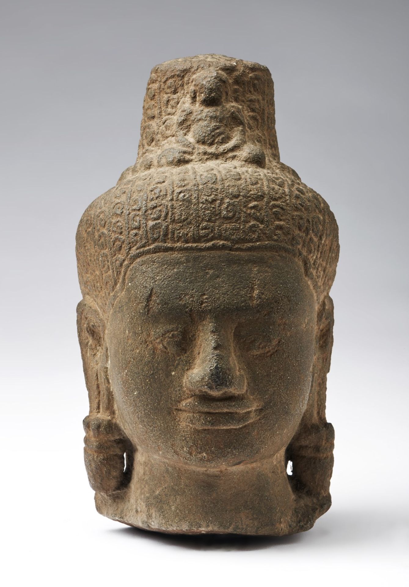 Arte Sud-Est Asiatico A grey stone head of Avalokitesvara Cambodia, Khmer dynasty .