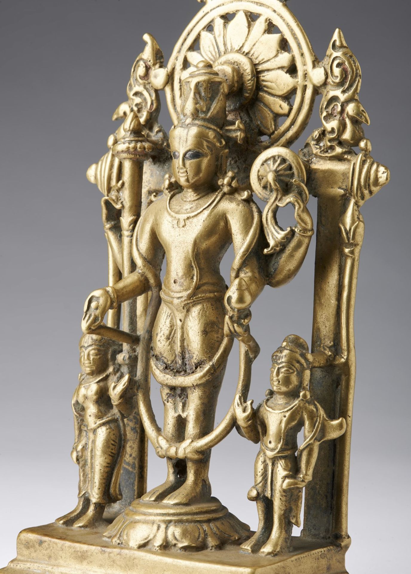 Arte Indiana A brass altar dedicated to Vishnu India, Himachal Pradesh, 12th century . - Image 4 of 5