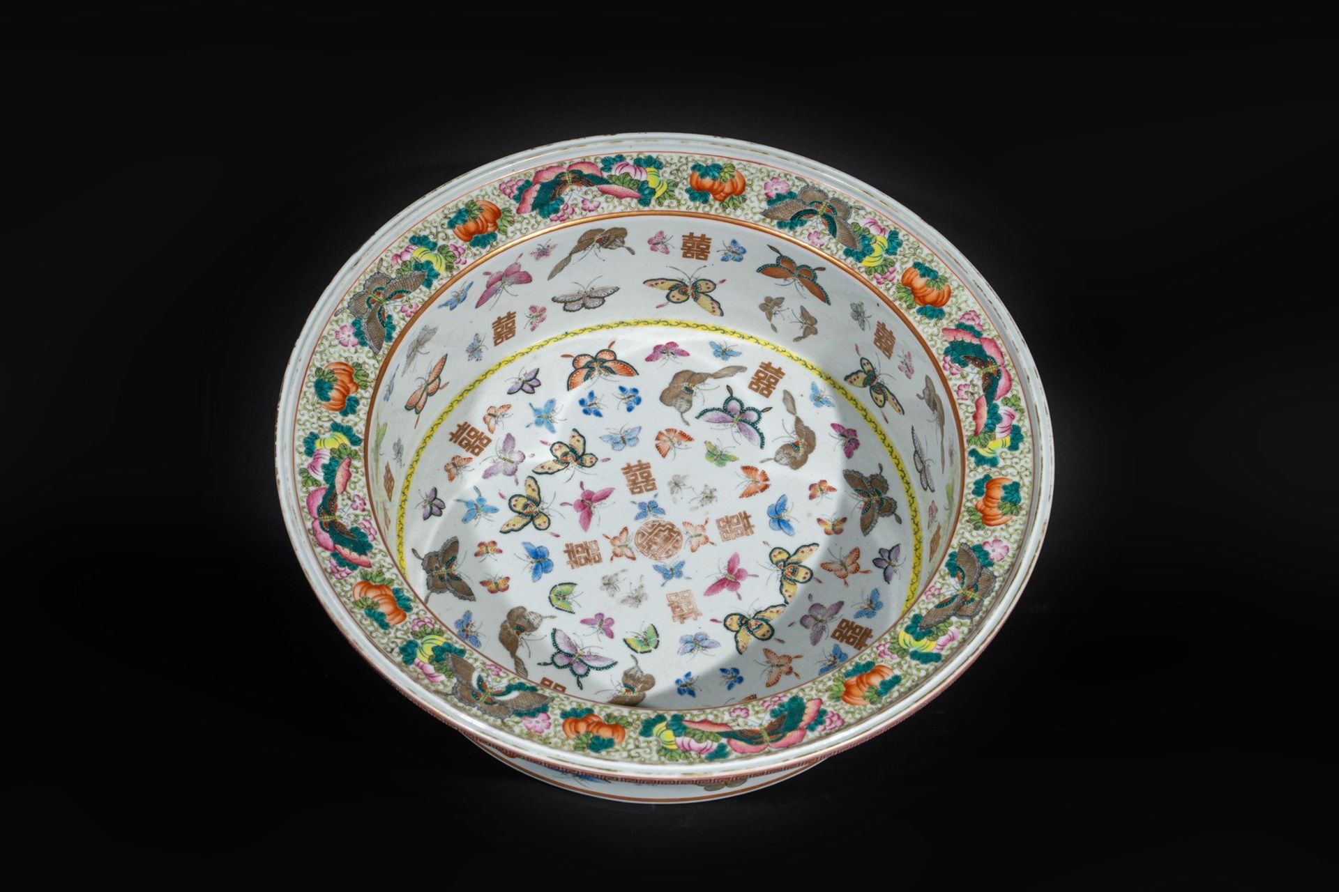 Arte Cinese A large pottery basin painted with flowers and butterflies, bearing a Tongzhi six chara