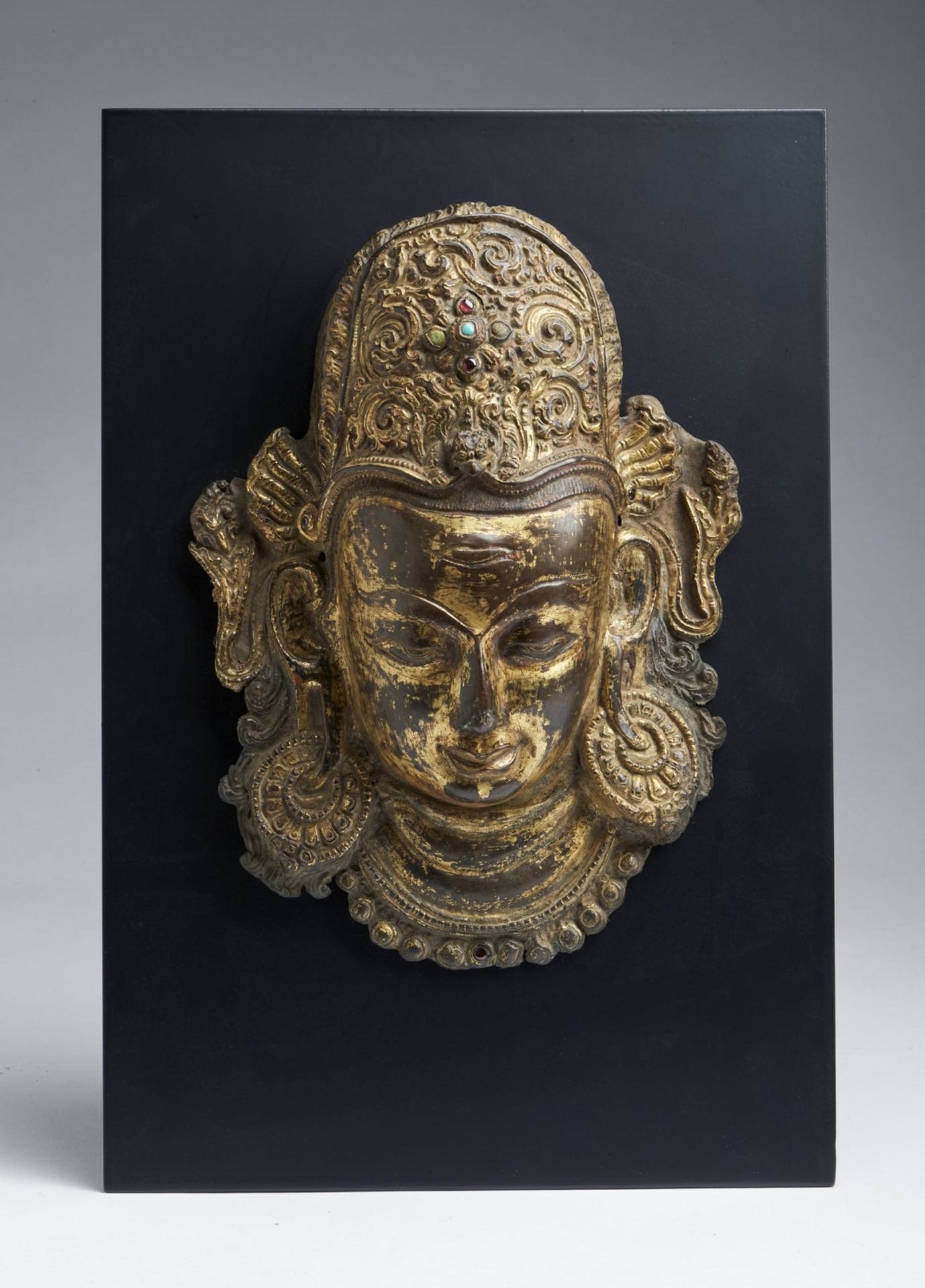 Arte Himalayana A copper embossed Indra head Nepal, 14th-15th century . - Bild 4 aus 4