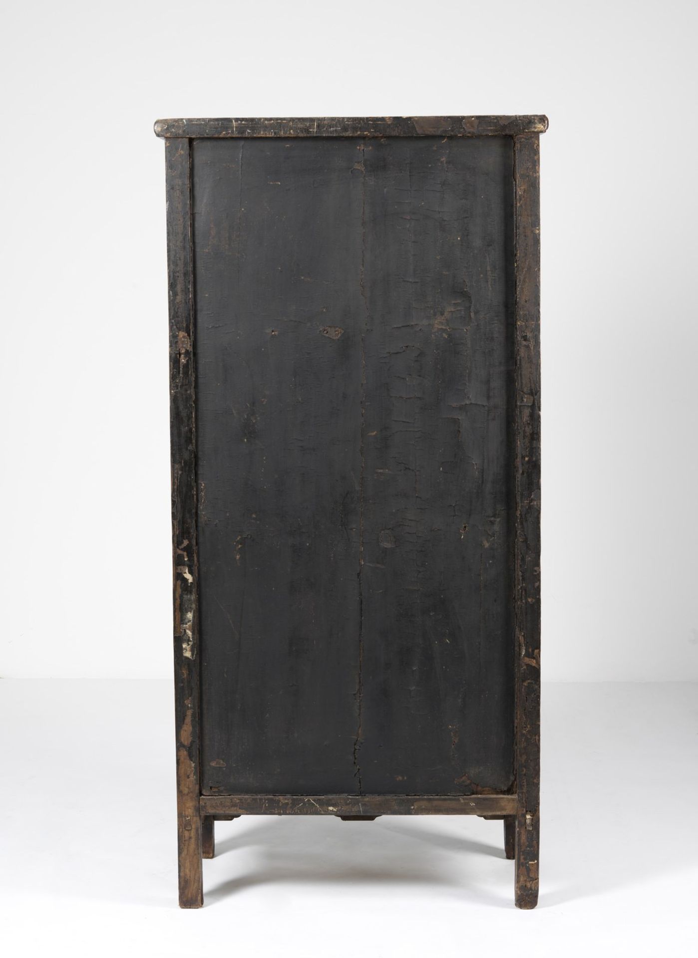 Arte Cinese A hard wood wardrobe decorated with archaic motifs China, Qing dynasty, 18th century . - Bild 4 aus 5