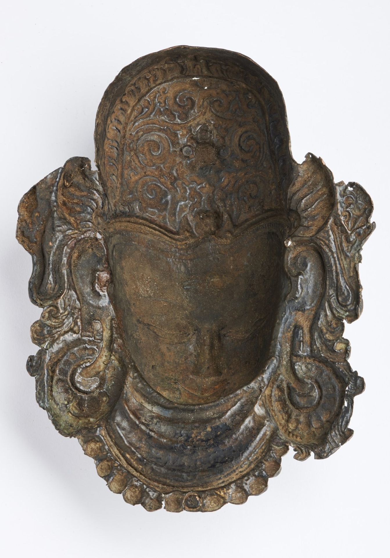 Arte Himalayana A copper embossed Indra head Nepal, 14th-15th century . - Bild 2 aus 4