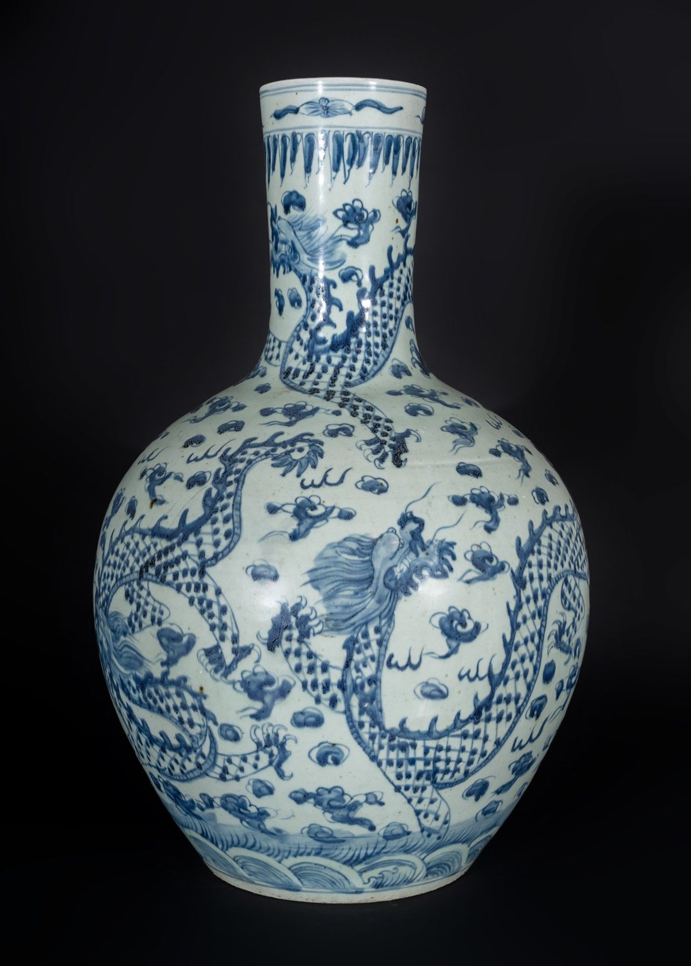 Arte Cinese A large tianqiuping vase with blue and white decorationChina, Qing dynasty, 19th centur - Bild 3 aus 4