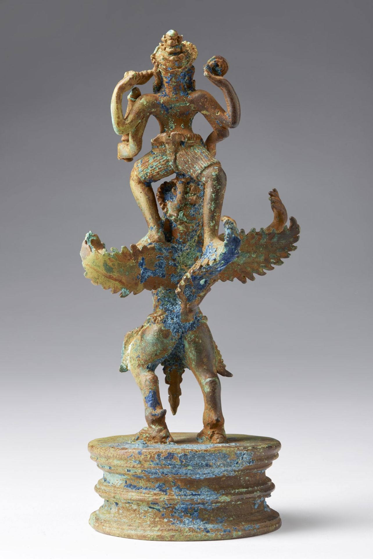 Arte Sud-Est Asiatico A bronze figure of Vishnu and Garuda Cambodia, Khmer, 10th century . - Bild 2 aus 5