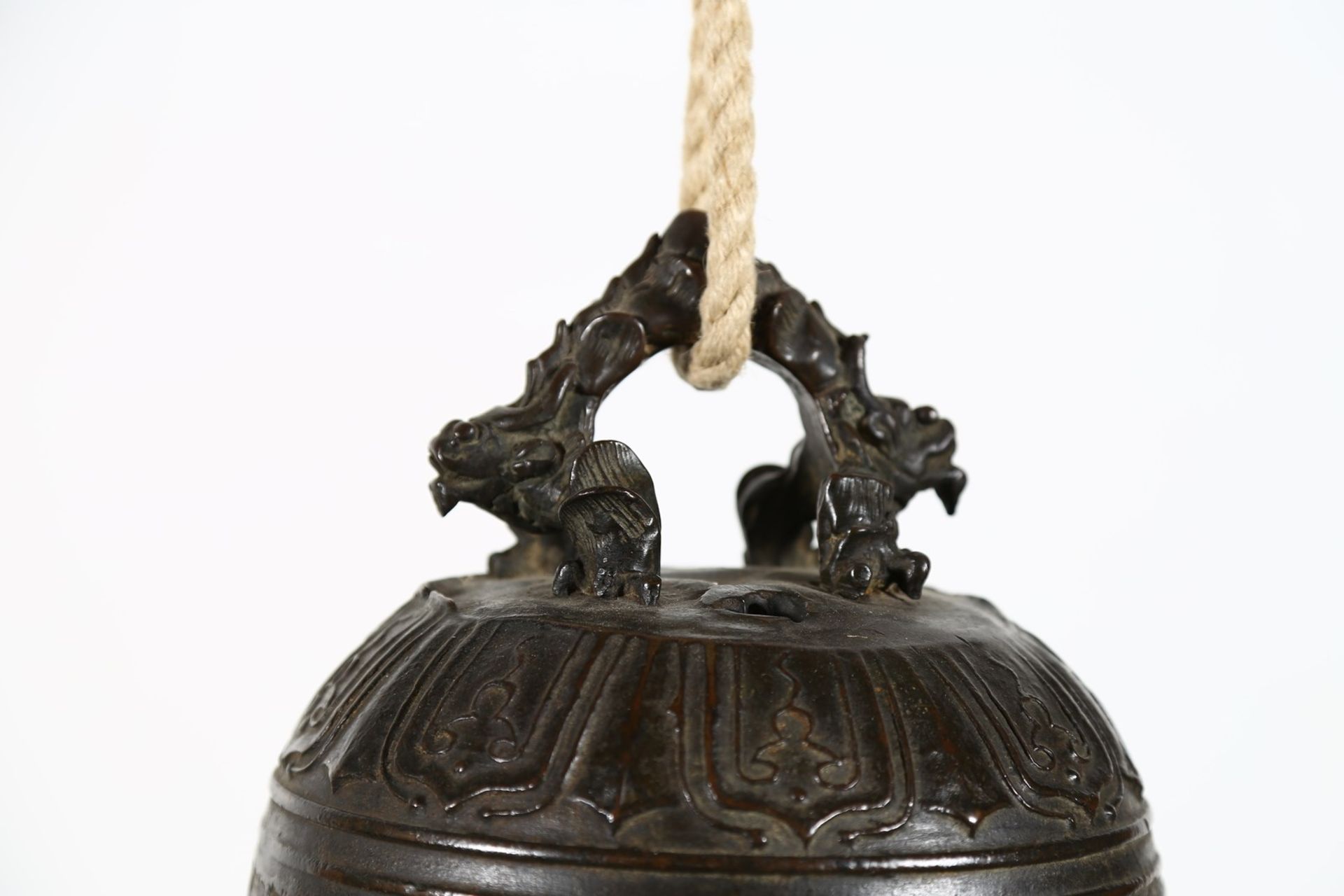 Arte Cinese A bronze temple bell incised with a long dedicatory inscription reading the date and th - Image 3 of 3