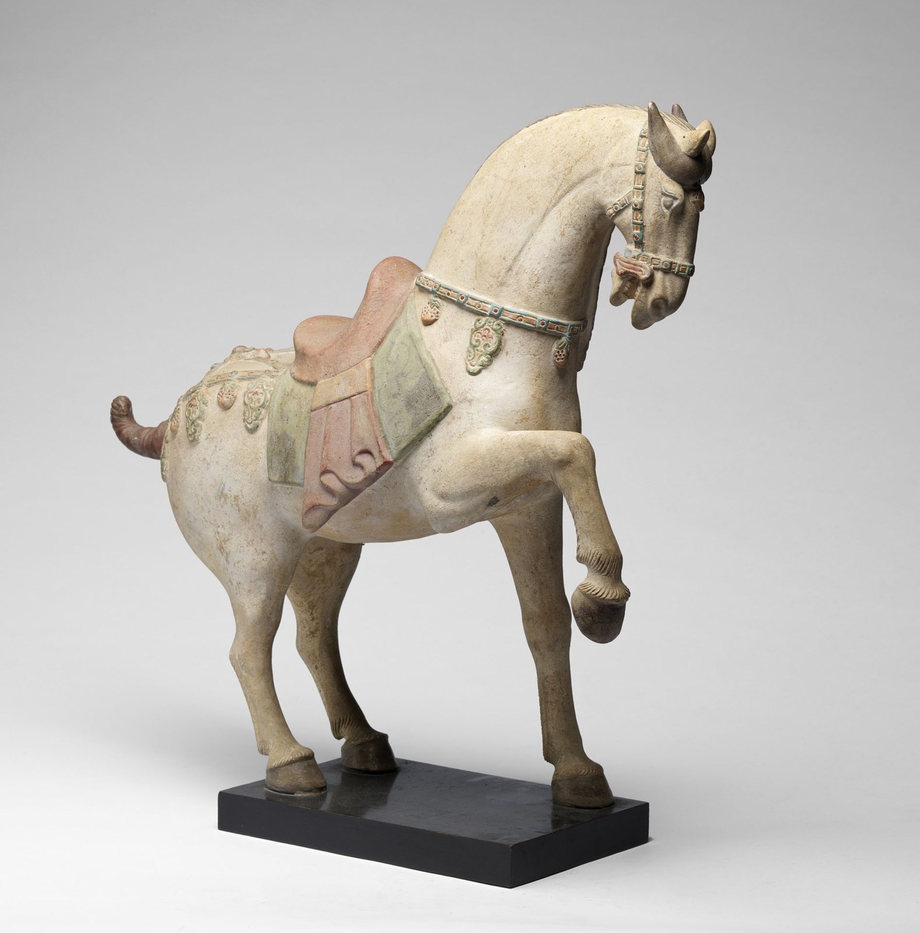 Arte Cinese An earthenware Tang style horse China, Ming or later . - Bild 2 aus 4