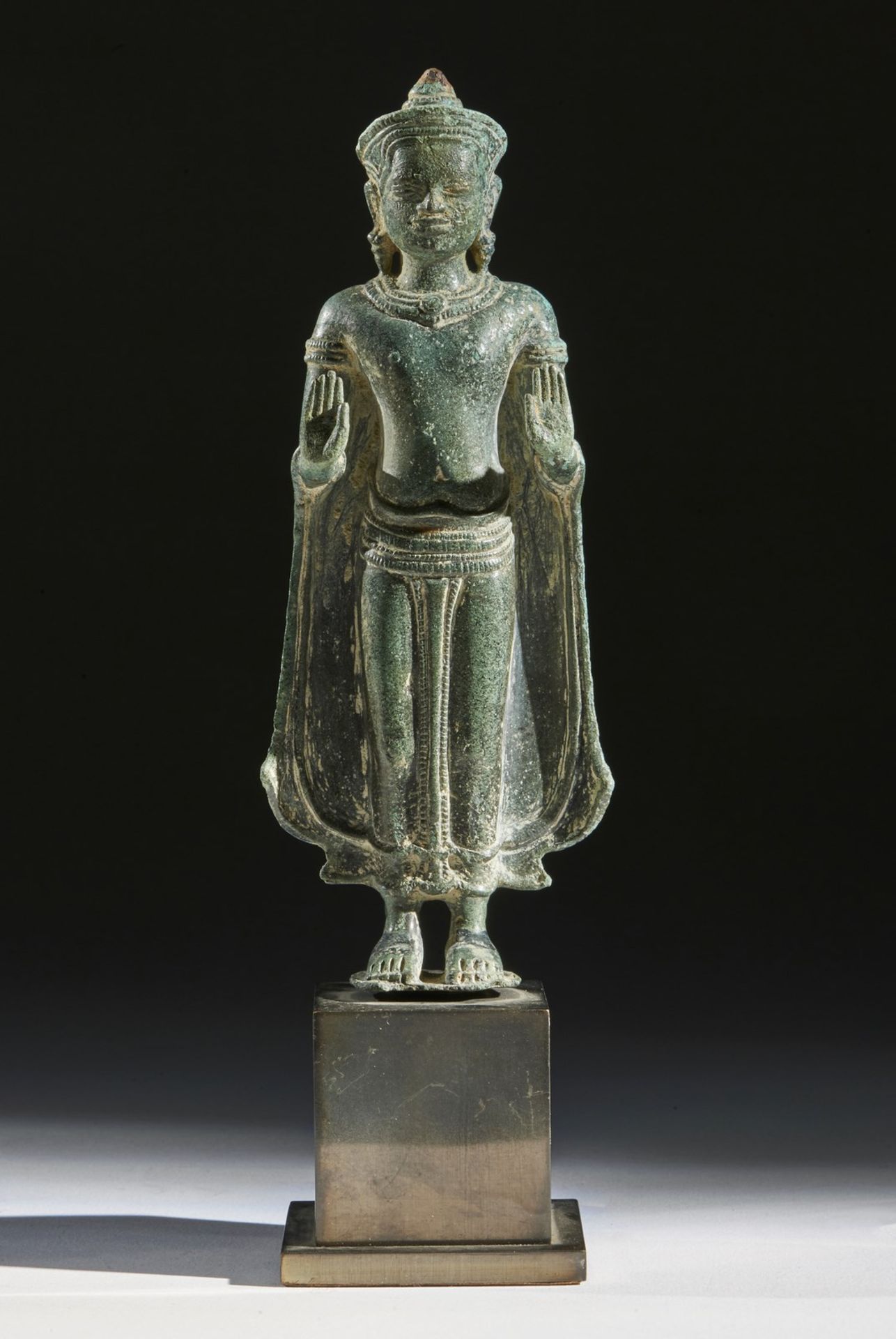 Arte Sud-Est Asiatico A bronze figure of Buddha ShakyamuniCambodia, Khmer, 12th century .