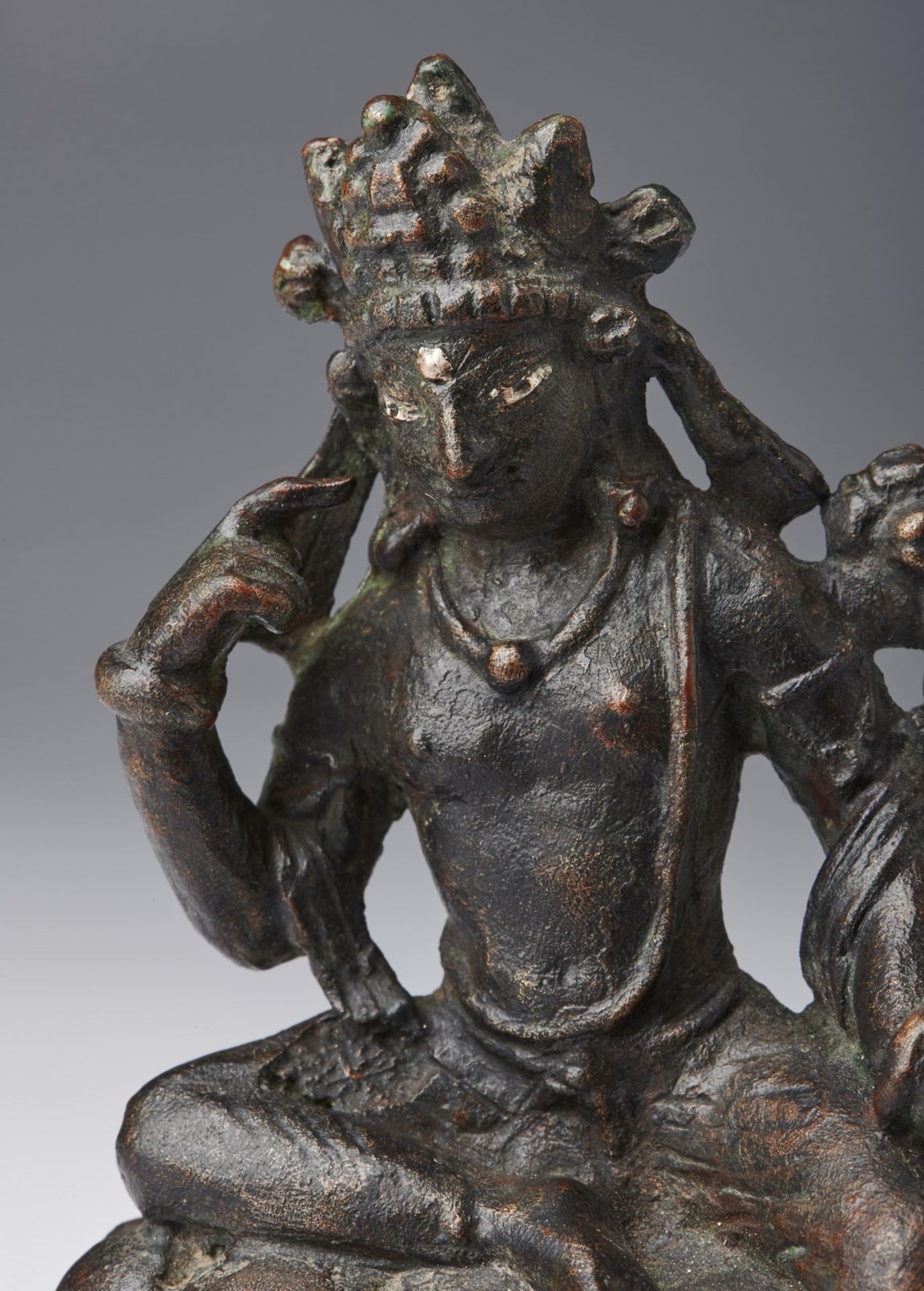 Arte Indiana An important bronze figure of meditating Avalokitesvara Pakistan, Swat valley, 7th cen - Bild 5 aus 6