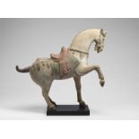 Arte Cinese An earthenware Tang style horse China, Ming or later .