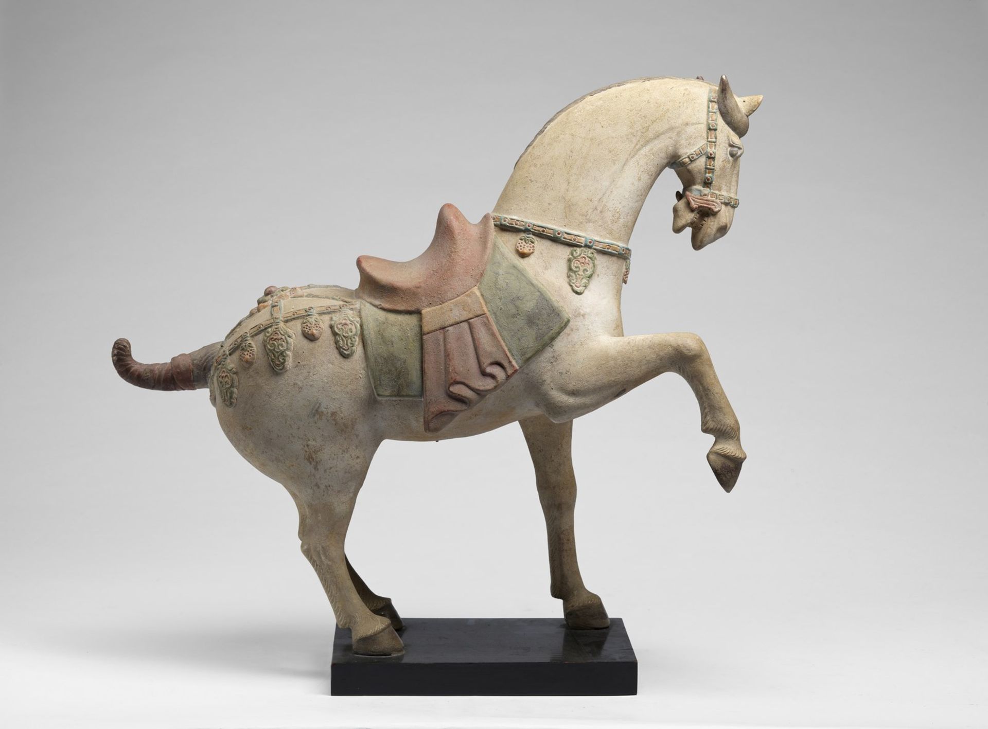 Arte Cinese An earthenware Tang style horse China, Ming or later .