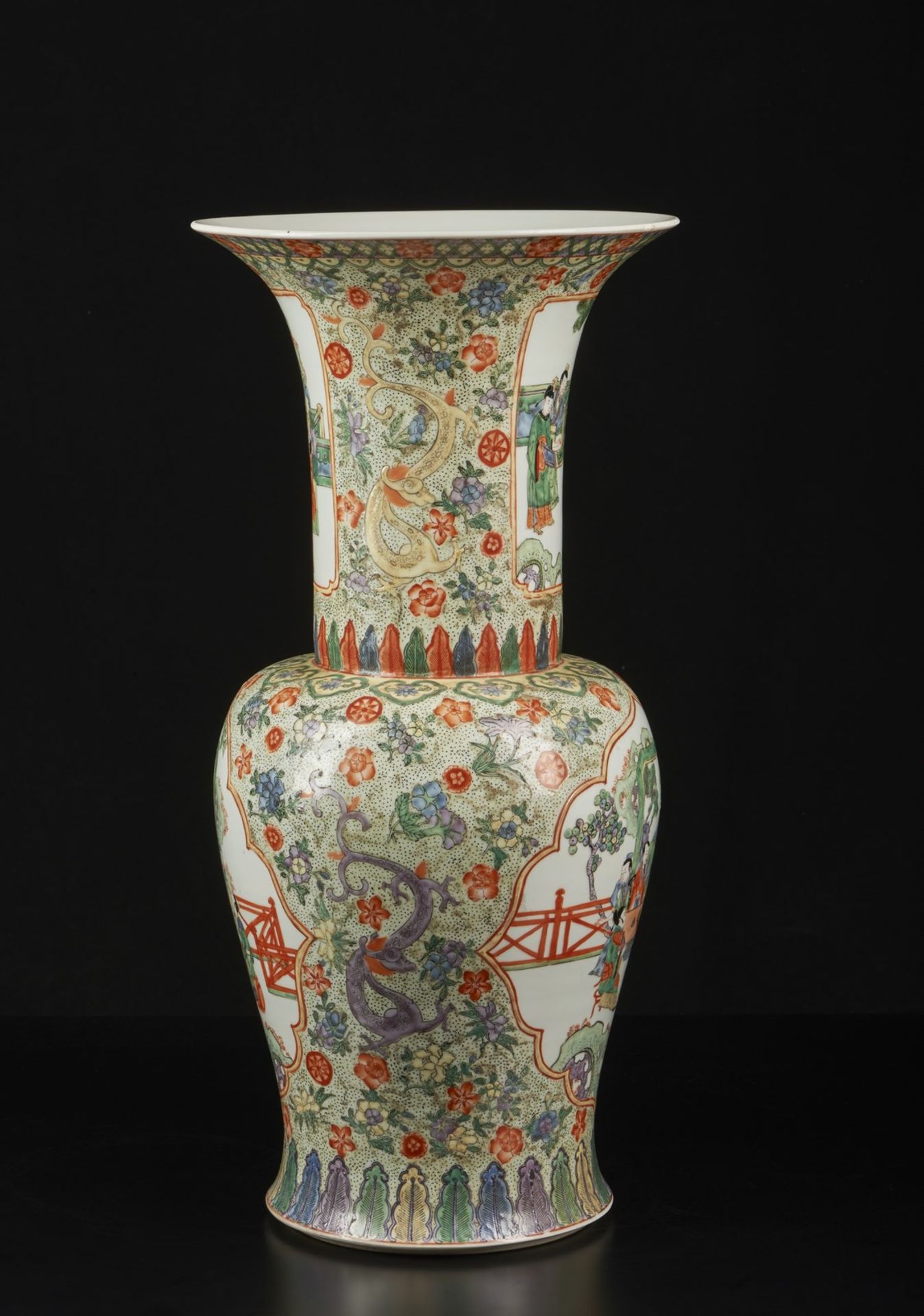 Arte Cinese A large Canton porcelain vase painted with scholars within cartouches China, early 20th - Bild 2 aus 4