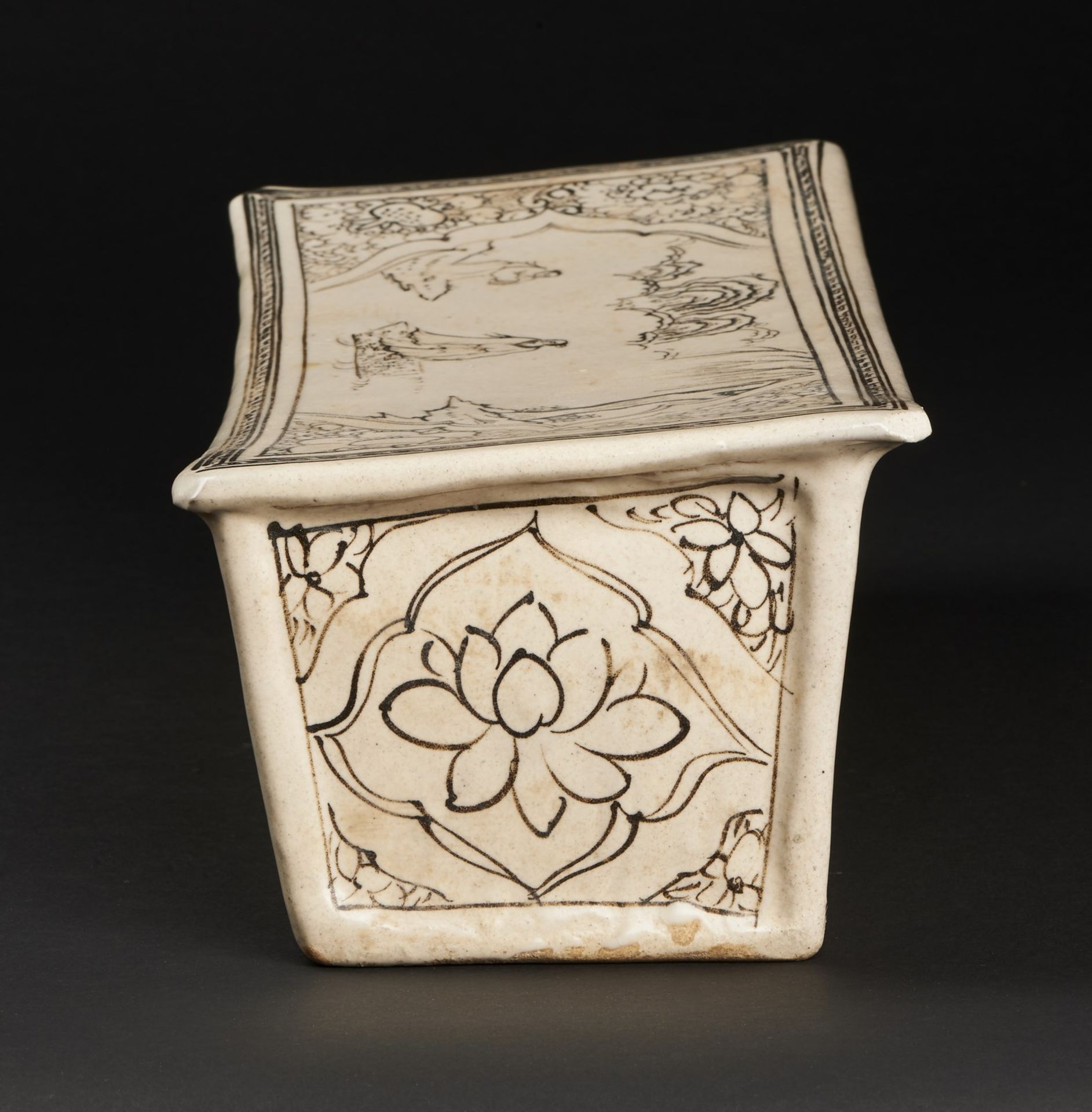 Arte Cinese A pottery cizhou headrest decorated with figures within cartouches China, Song dynasty - Image 5 of 7