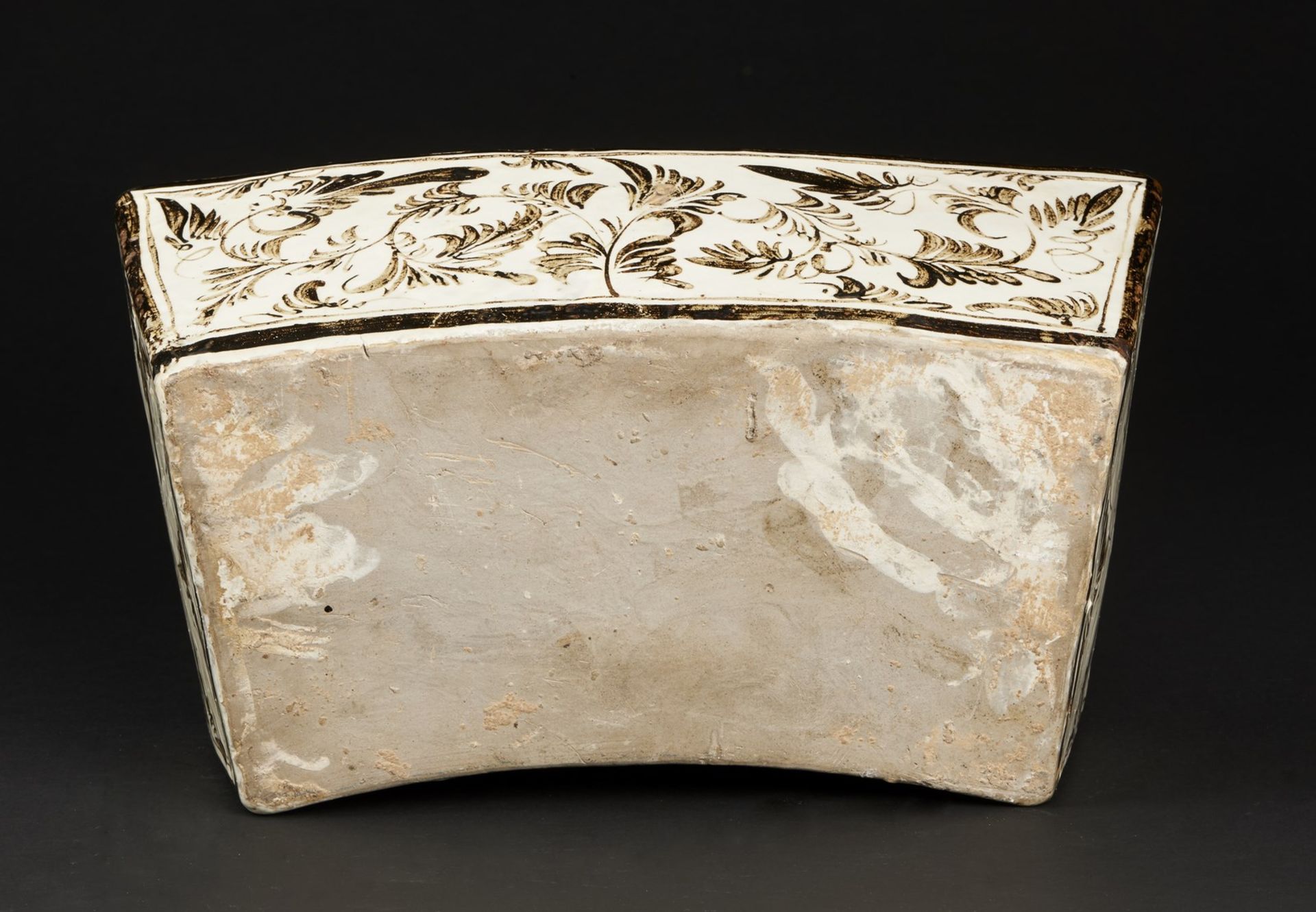 Arte Cinese A cizhou pottery headrest decorated with a child admist leaves and flowerChina, Ming dy - Bild 7 aus 7
