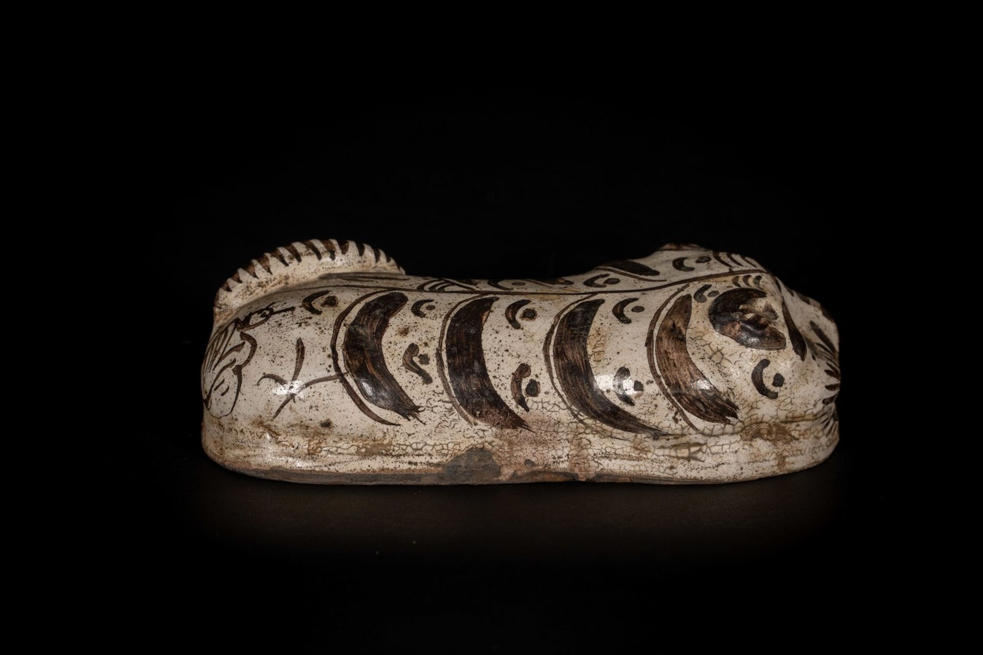 Arte Cinese A small zoomorphic cizhou headrest China, Yuan dynasty, 13th century . - Image 3 of 4