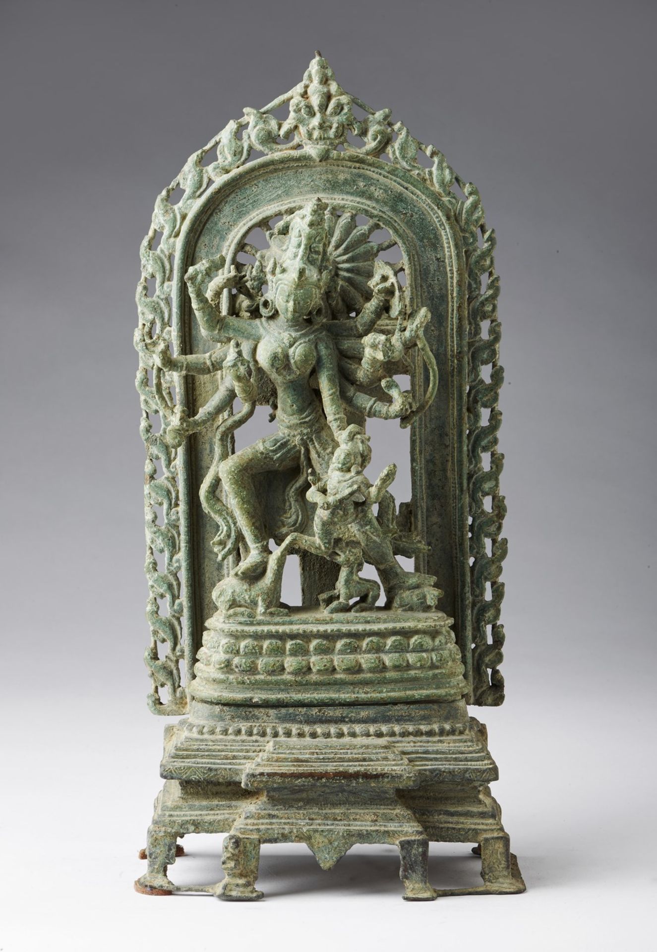 Arte Indiana An important figure of armed Durga (Mahishasuramardini)North Eastern India, Pala perio