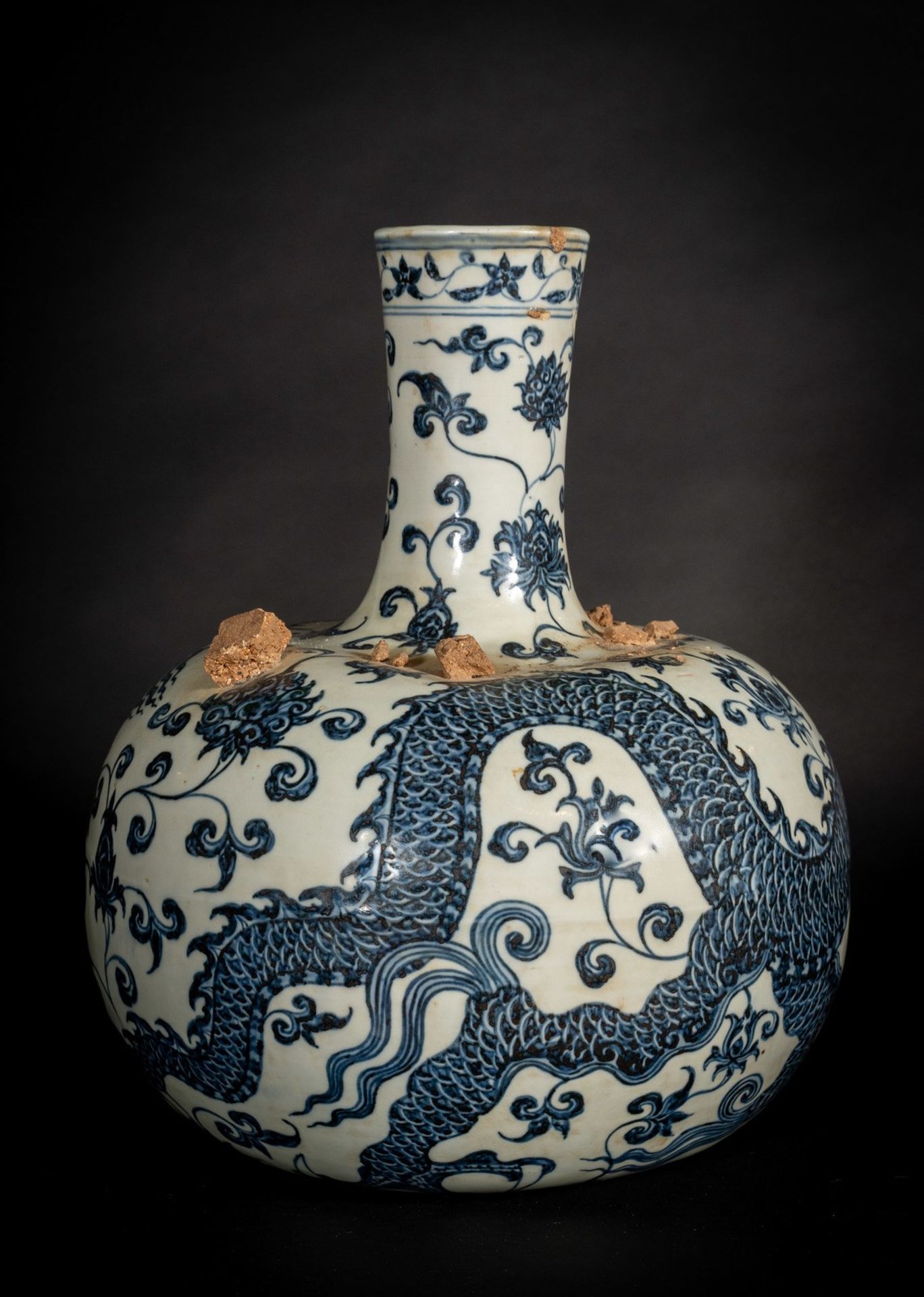 Arte Cinese A blue and white porcelain tianqiuping globular vase with dragonChina, Qing dynasty, 19 - Bild 3 aus 4