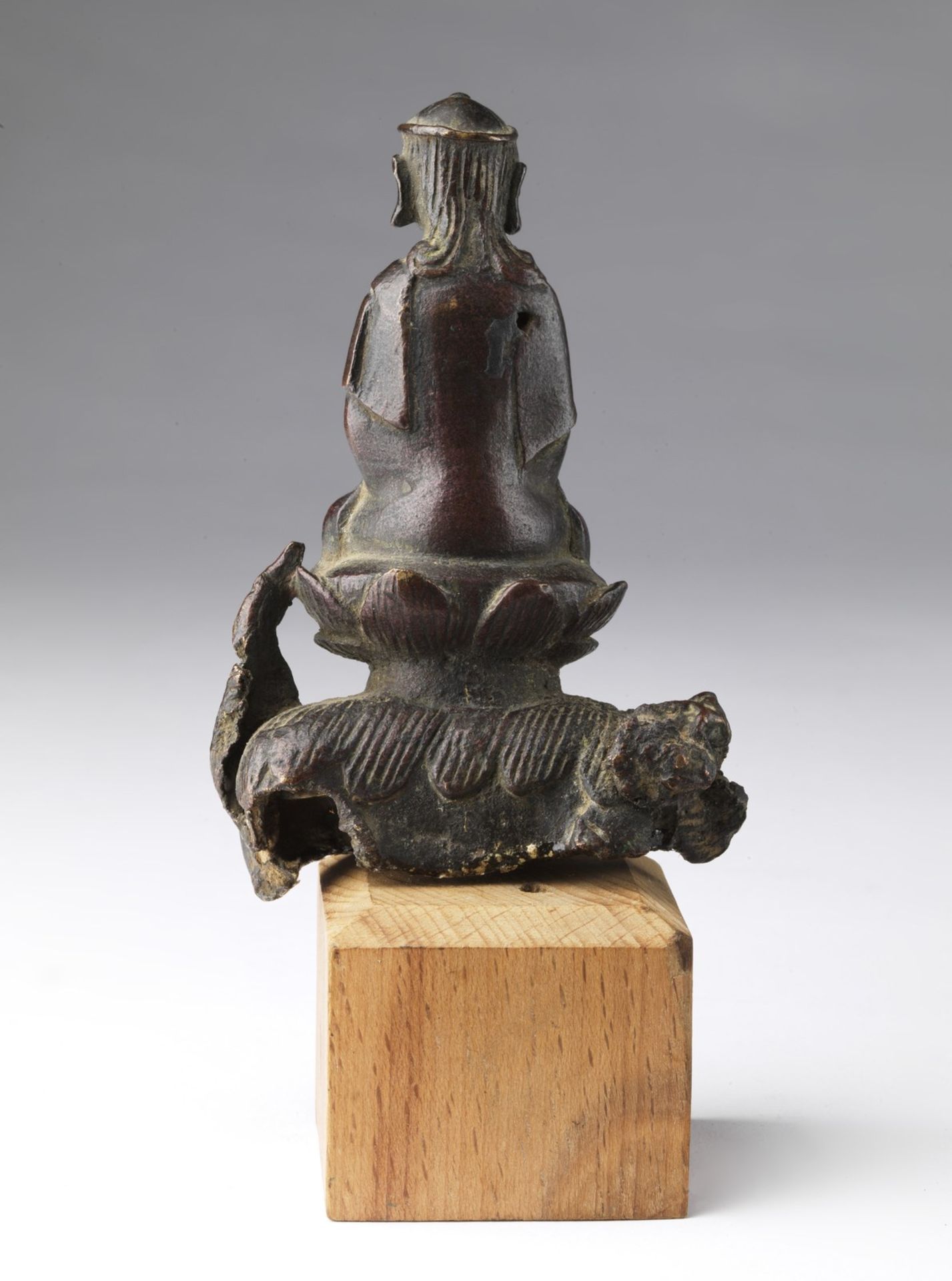 Arte Cinese A small bronze fragment portraying Manjusri seated on a lion China, Ming dynasty, 16th - Image 4 of 4