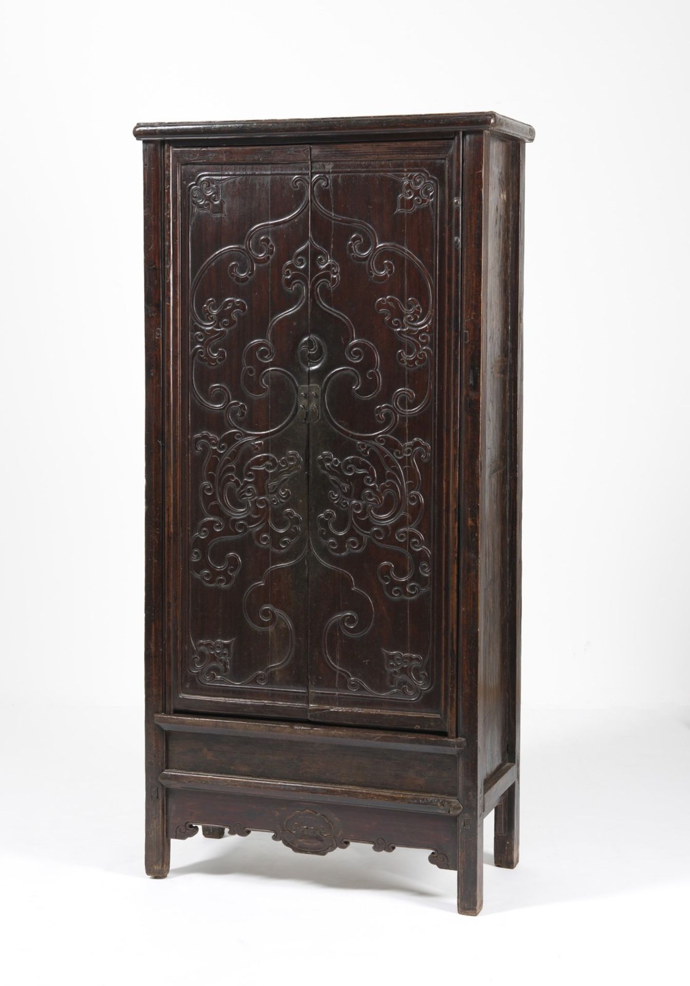 Arte Cinese A hard wood wardrobe decorated with archaic motifs China, Qing dynasty, 18th century . - Bild 2 aus 5