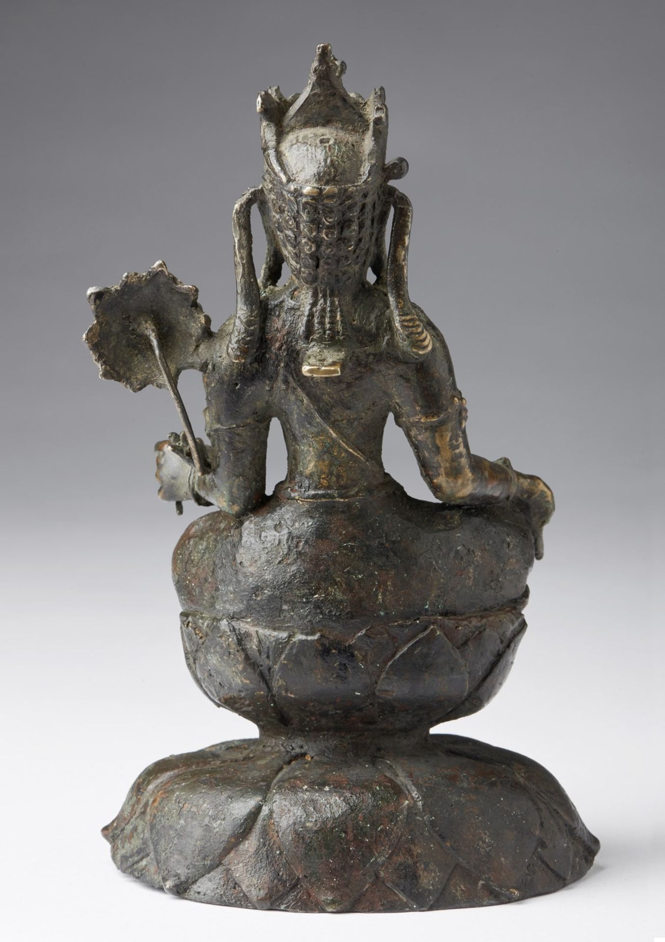 Arte Himalayana A bronze figure of Avalokitesvara Pakistan, Swat Valley, 7th-9th century . - Bild 3 aus 6