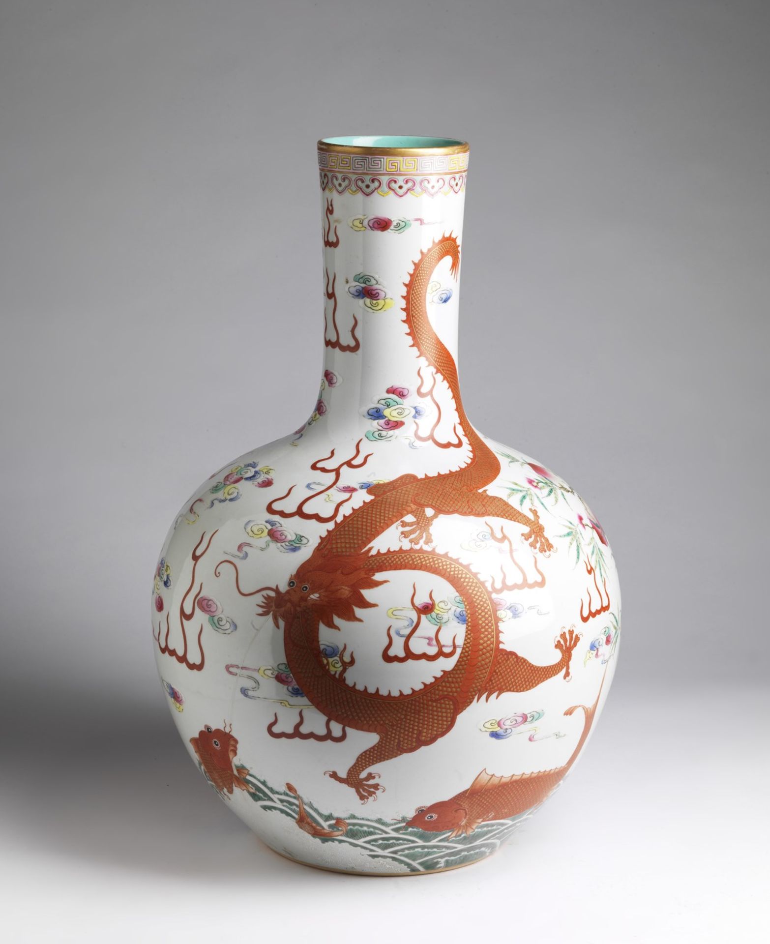 Arte Cinese A large tianchuping porcelain vase decorated with dragon and phoenix China, late 19th-e