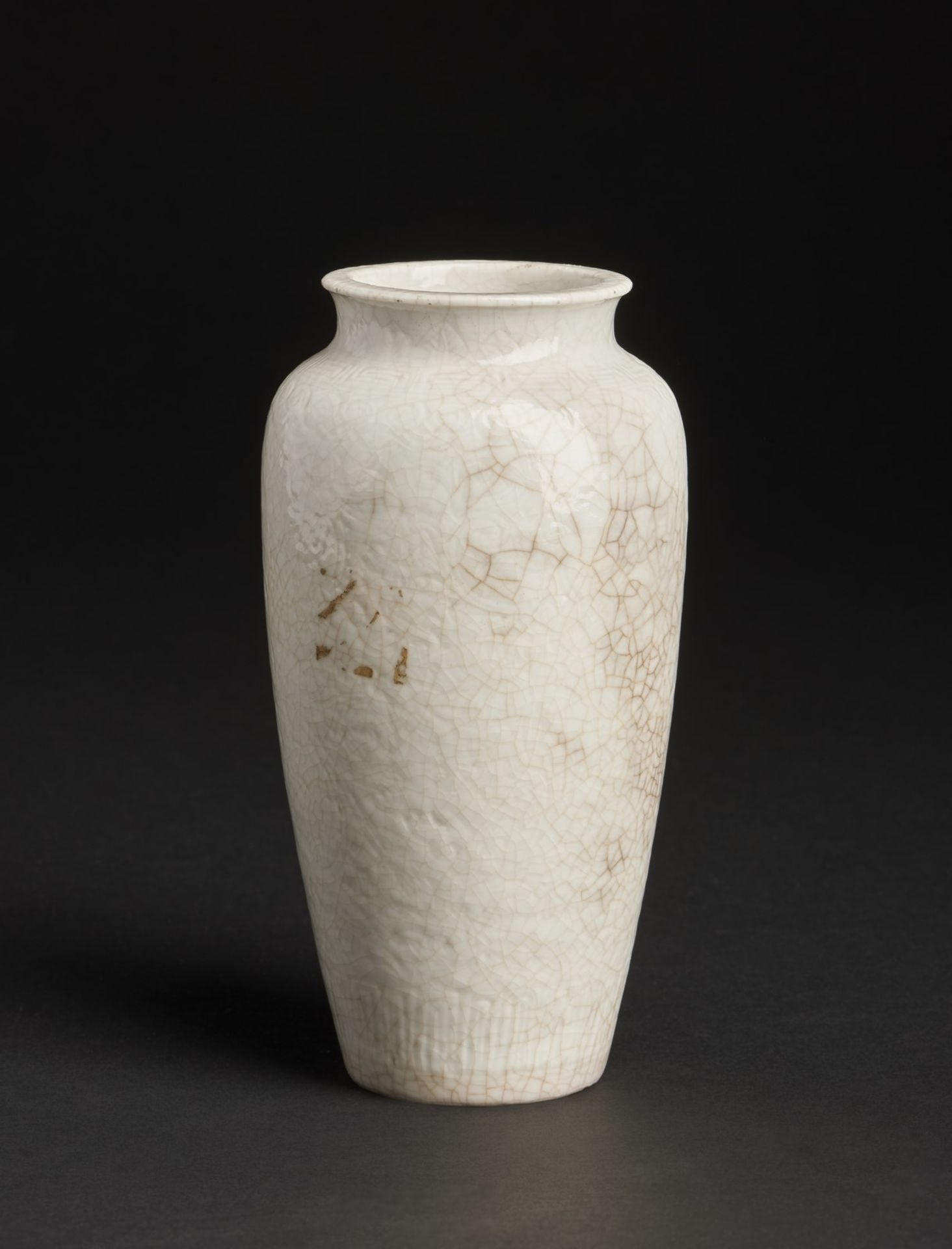 Arte Cinese A Dehua porcelain vase engraved with vegetal motif China, Qing dynasty, 18th century .