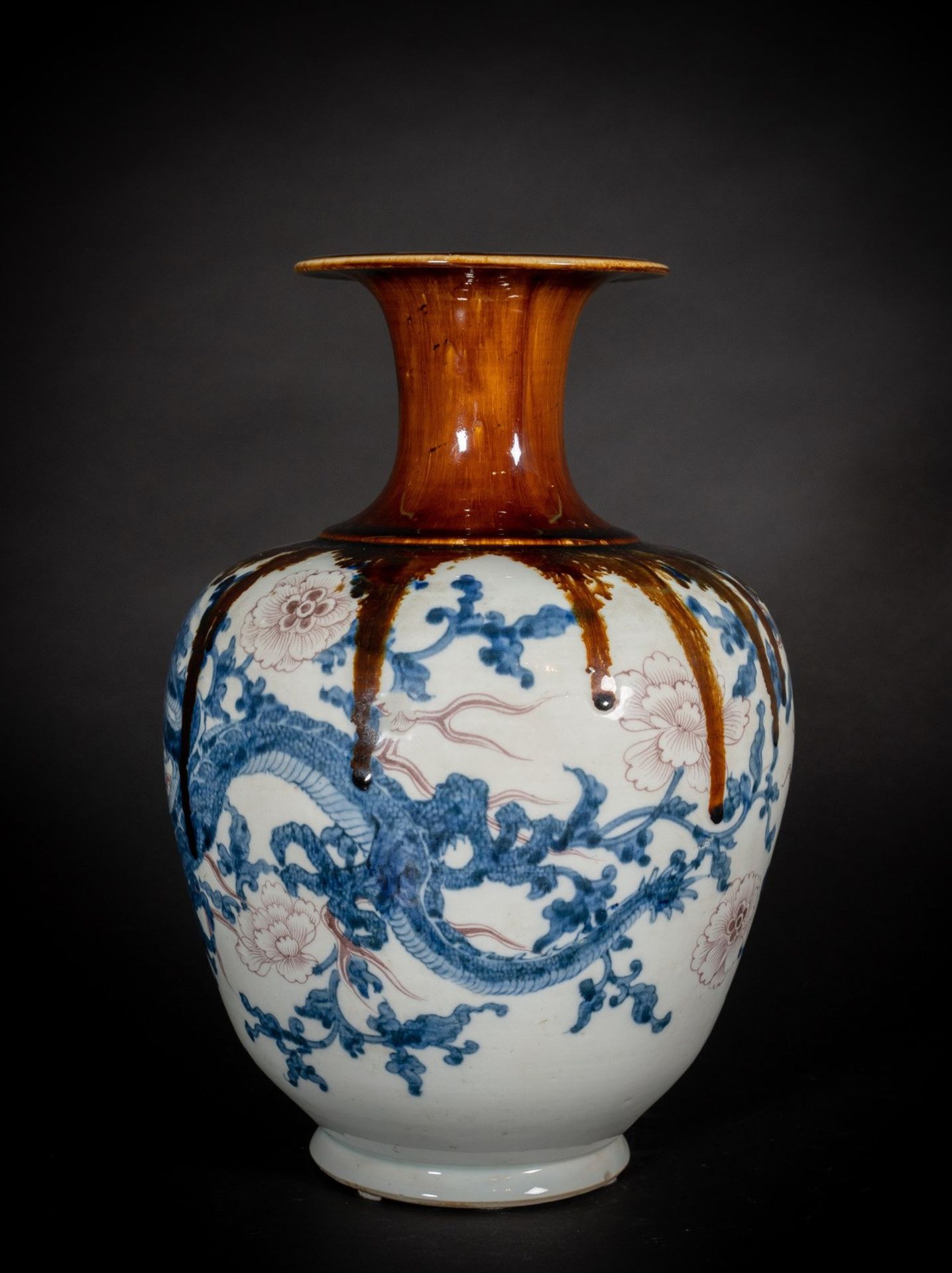 Arte Cinese A porcelain vase with dragonChina, Qing dynasty, 19th century. - Bild 2 aus 4