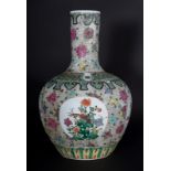 Arte Cinese A large famille rose porcelain tianqiuping vase China, late 19th- early 20th century .