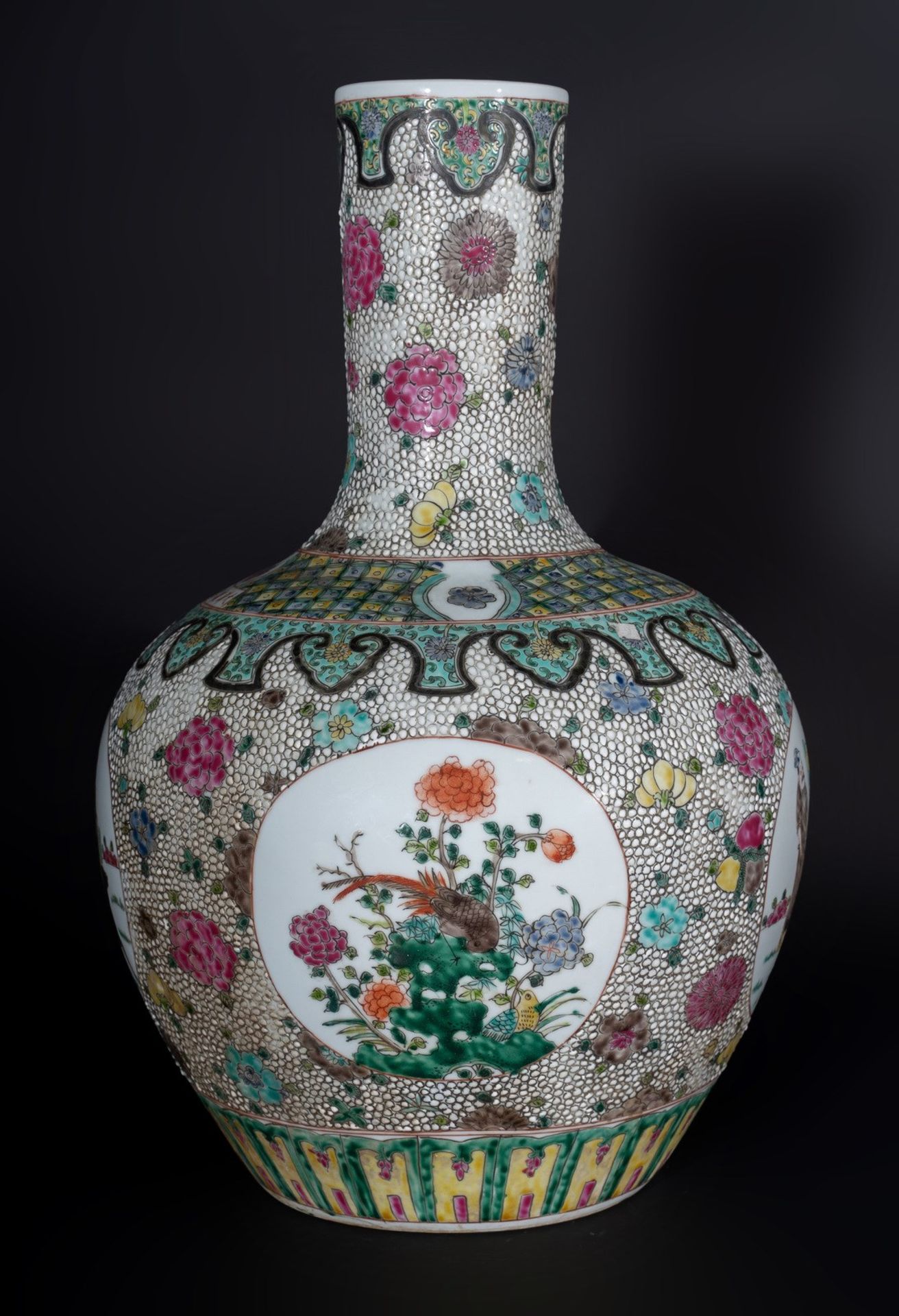 Arte Cinese A large famille rose porcelain tianqiuping vase China, late 19th- early 20th century .