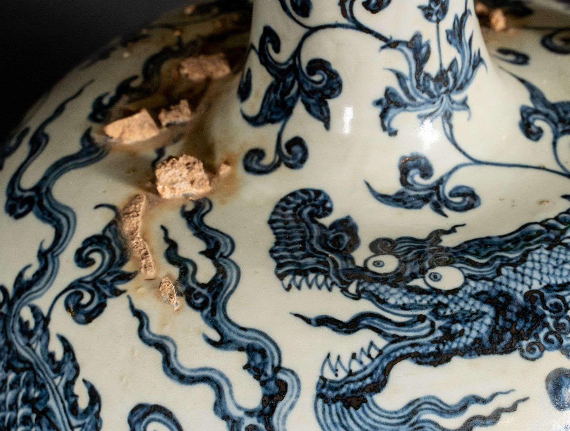 Arte Cinese A blue and white porcelain tianqiuping globular vase with dragonChina, Qing dynasty, 19 - Bild 2 aus 4
