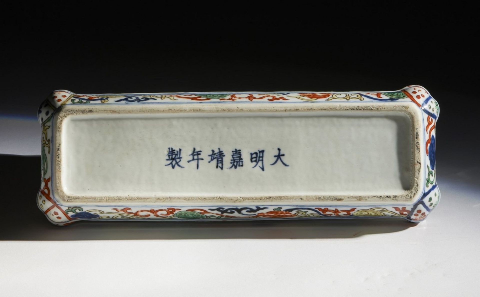 Arte Cinese A wucai porcelain box and cover China, Qing dynasty or later . - Image 4 of 4