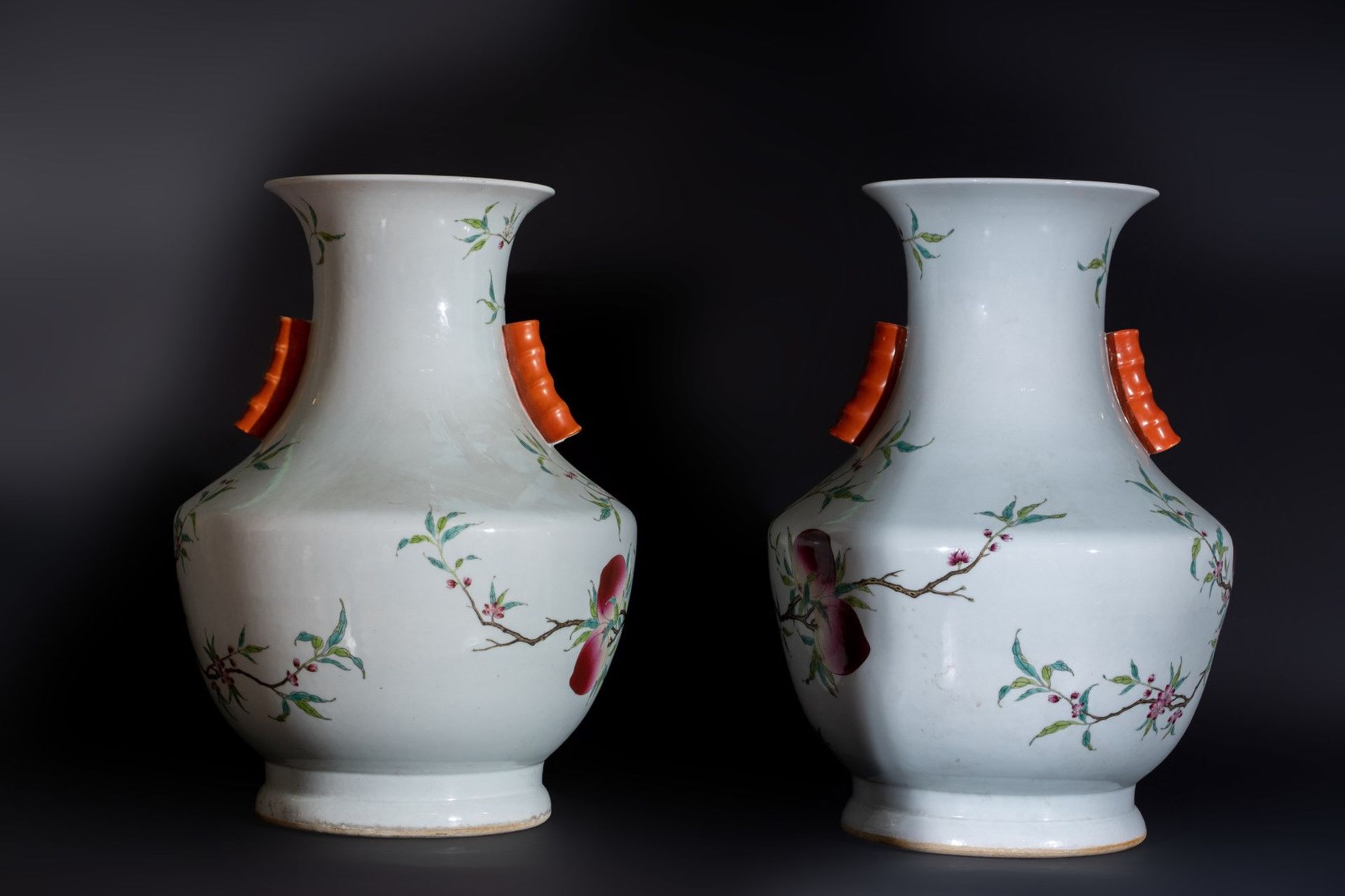 Arte Cinese Pair of monumental thouhu vases decorated with peaches and flowers China, early 20th ce - Bild 4 aus 6