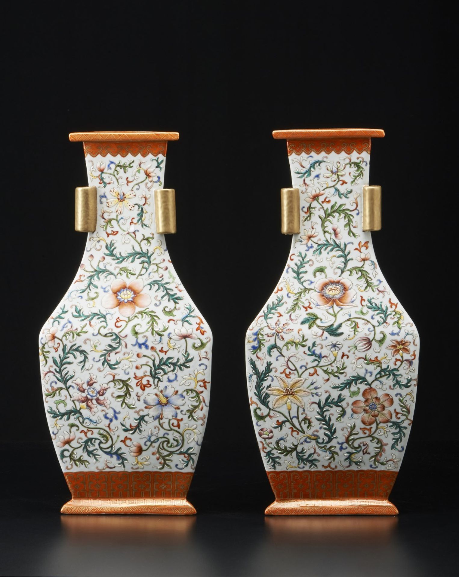 Arte Cinese A pair of triangular shaped famille rose porcelain vases bearing a Qianlong six charact - Bild 3 aus 5