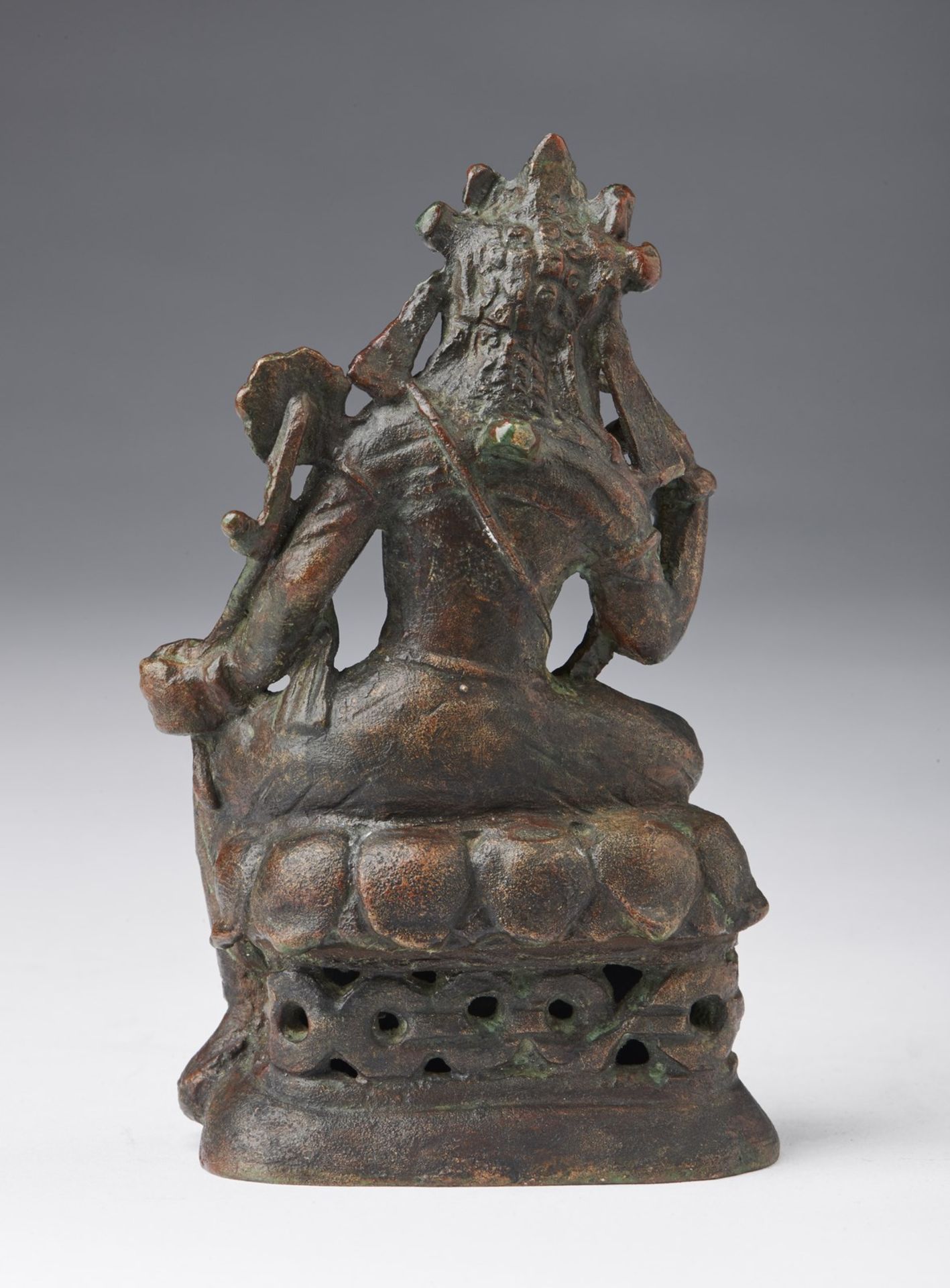 Arte Indiana An important bronze figure of meditating Avalokitesvara Pakistan, Swat valley, 7th cen - Bild 3 aus 6