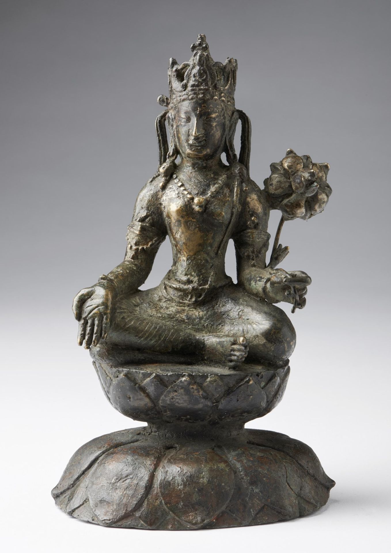 Arte Himalayana A bronze figure of Avalokitesvara Pakistan, Swat Valley, 7th-9th century . - Bild 2 aus 6