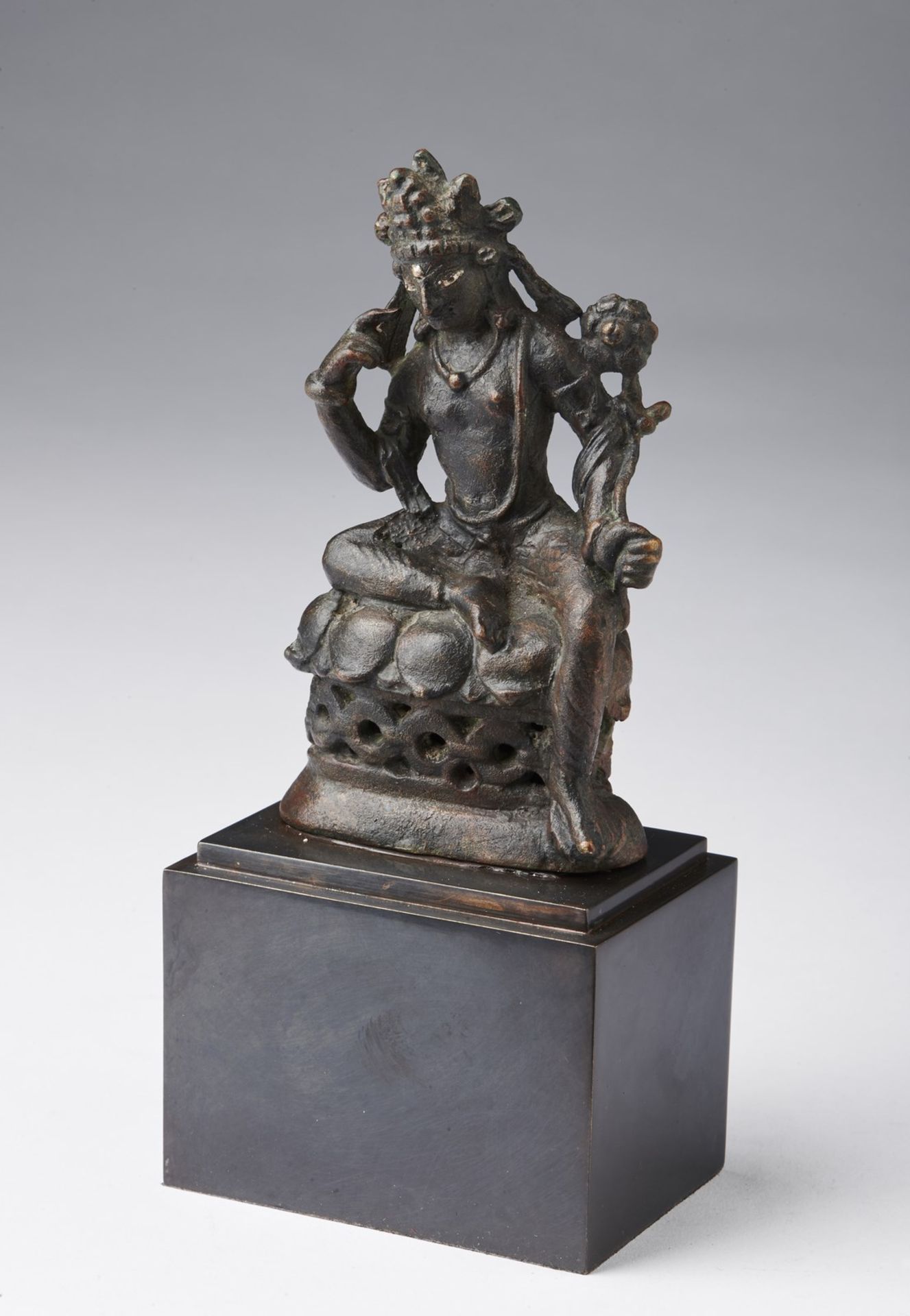 Arte Indiana An important bronze figure of meditating Avalokitesvara Pakistan, Swat valley, 7th cen