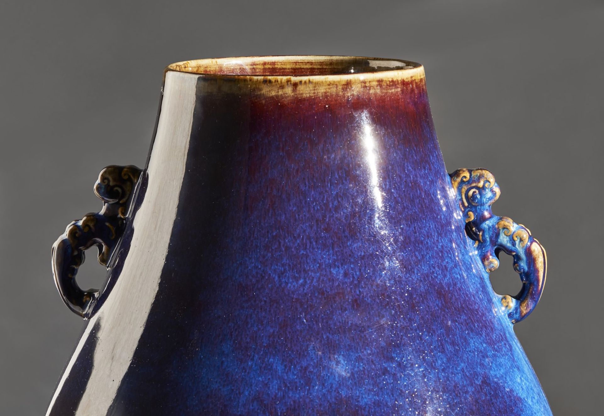 Arte Cinese A large flambè glazed hu shaped pottery vase bearing a four character zhuanshu mark at - Bild 4 aus 6