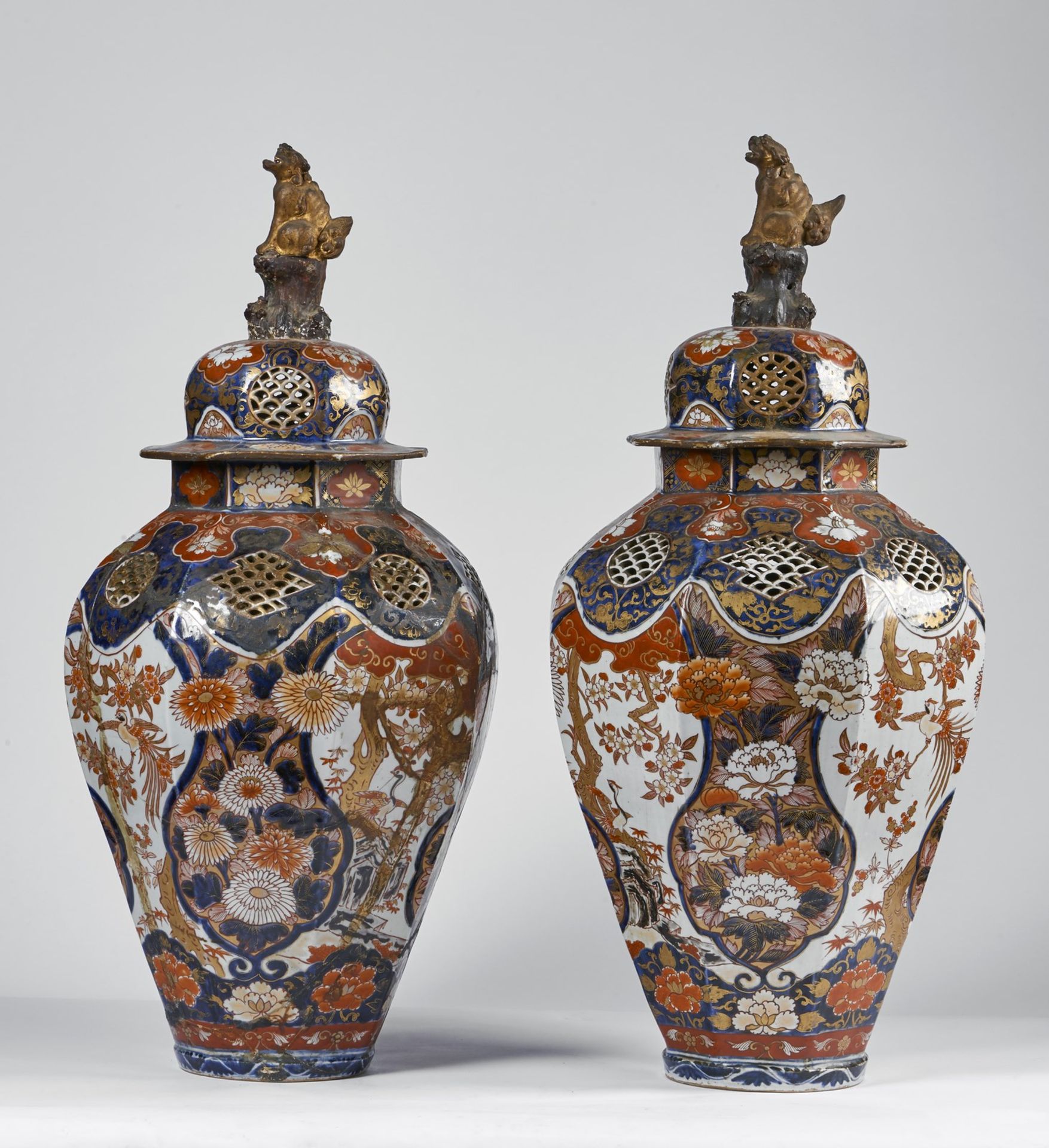 ARTE GIAPPONESE A pair of large Imari porcelain vases and covers Japan, 18th century . - Bild 2 aus 4