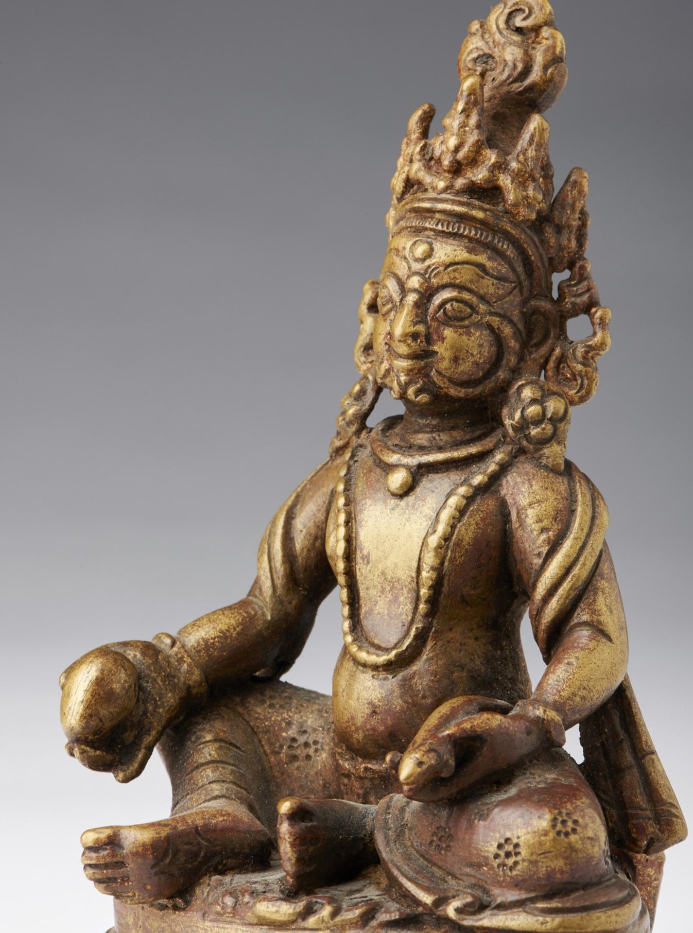 Arte Himalayana A bronze figure of Jambhala Nepal, 18th-19th century . - Bild 4 aus 5