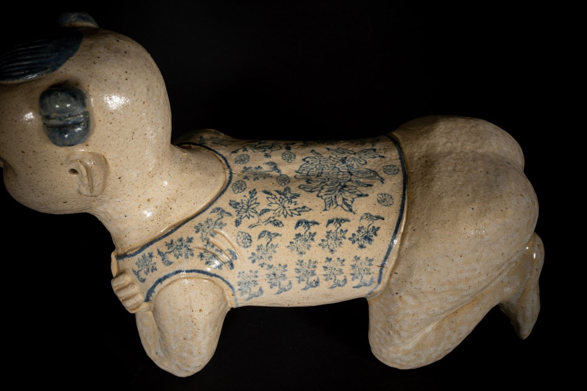 Arte Cinese A large cizhou headrest moulded in the shape of a crouched childChina, Qing dynasty, 19 - Image 3 of 4