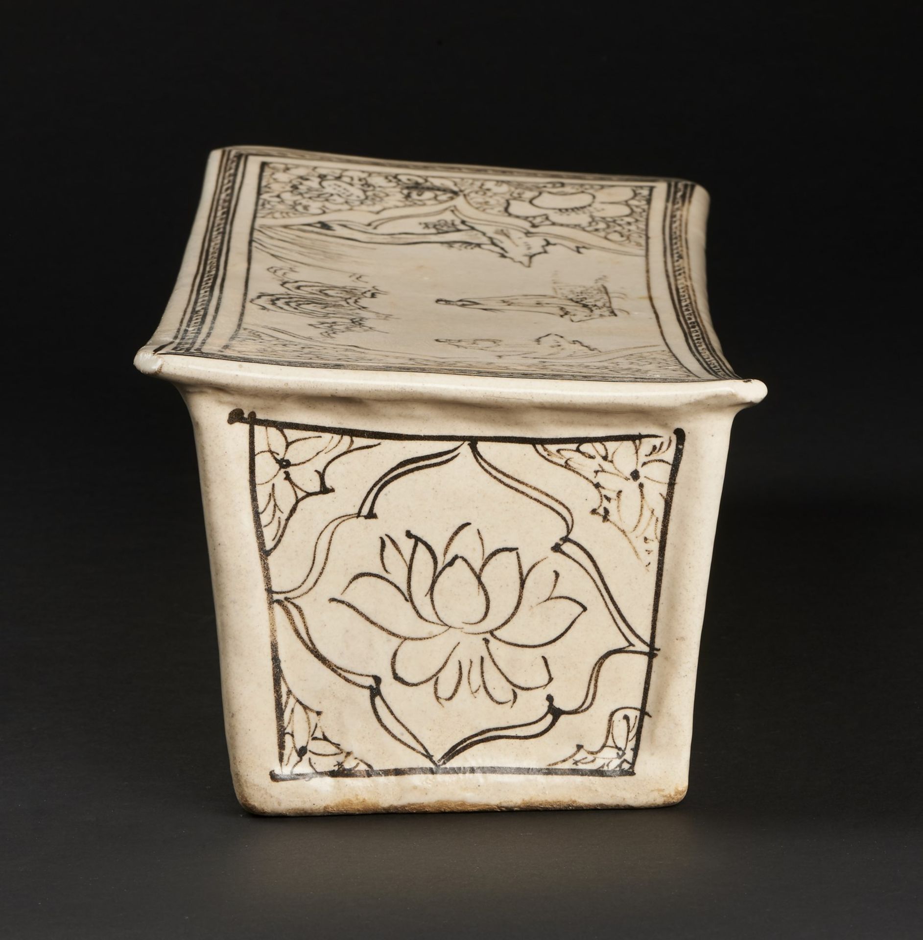 Arte Cinese A pottery cizhou headrest decorated with figures within cartouches China, Song dynasty - Image 6 of 7