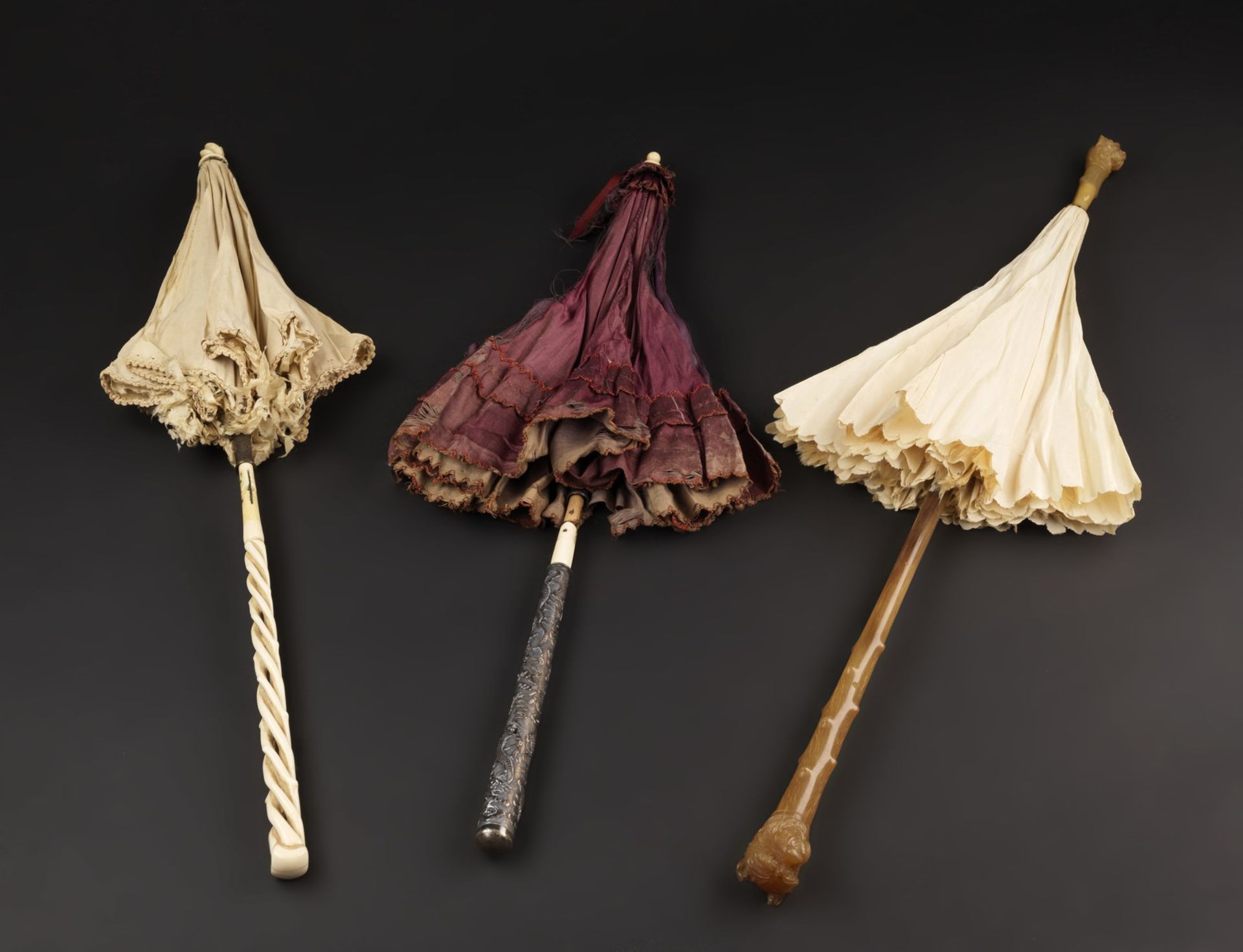 Arte Cinese A group of three lady's umbrella with Chinese horn and silver handles Europe, early 19t - Bild 2 aus 3